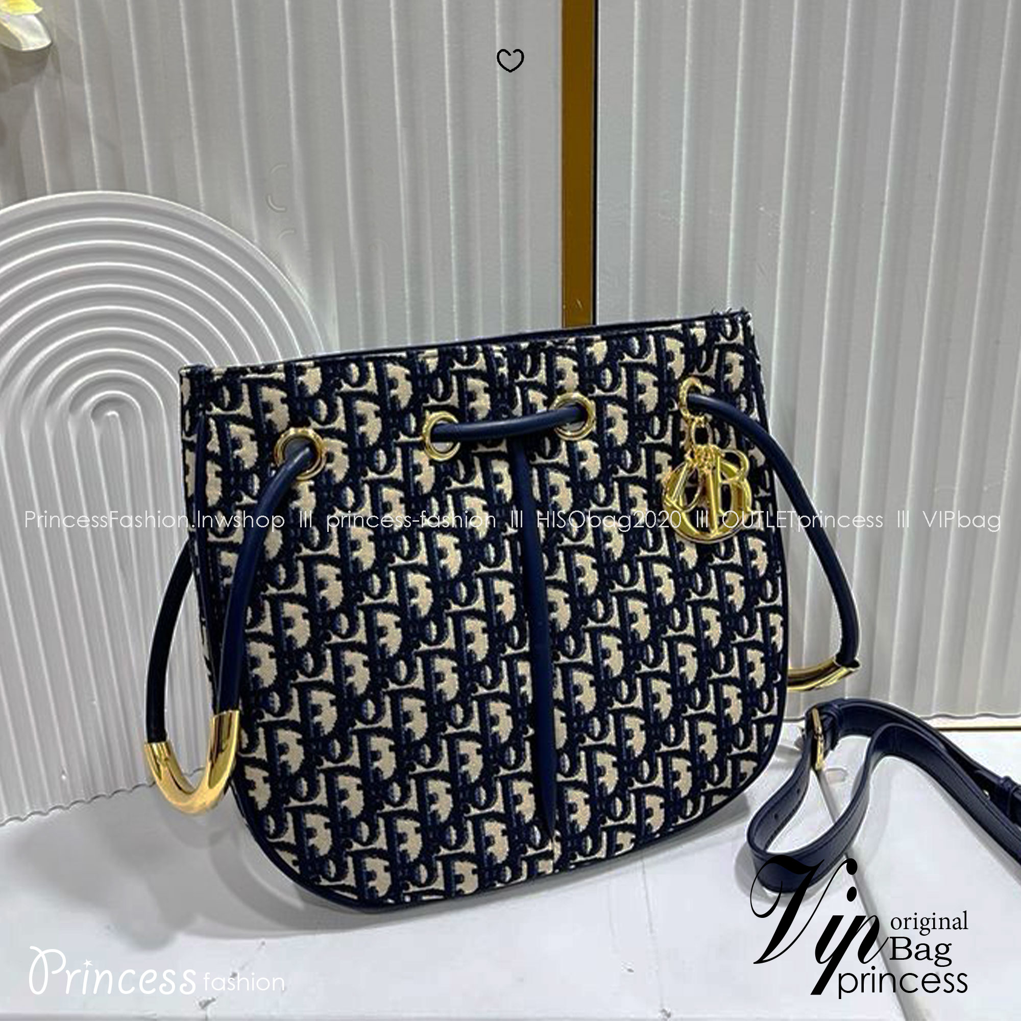 Dior Nolita Bag กระเป๋าสะพายทรงโท้ทรุ่นใหม่ สวยหรูเป็นเอกลักษณ์ตามแบบฉบับแบรนด์ มาพร้อมสายสะพายยาว ขนาดกำลังน่าใช้ ภายในโล่งกว้างจุของได้เยอะ สวยทันสมัยเหนือกาลเวลาต้องยกให้ใบนี้เลยค่ะ