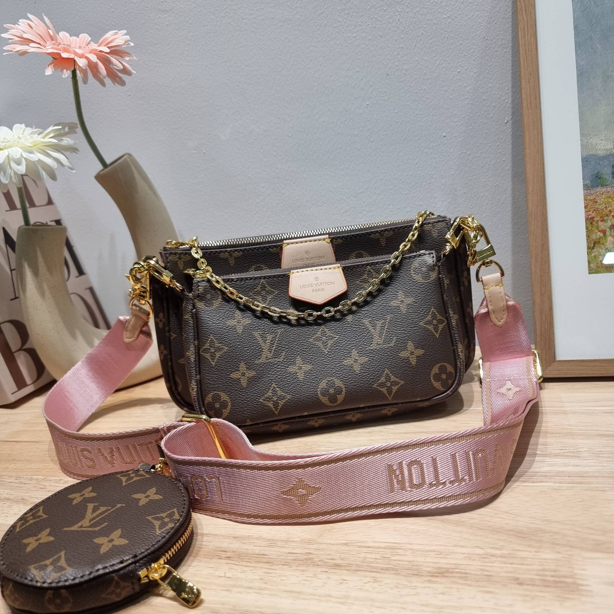 Set 4 ชิ้น LV Multi Pochette Bag New in!! กับ box set ชวนสะสม ที่จับเอารุ่นยอดฮิต มามิกซ์รวมกับไอเท็มสุดคุ้มของมันต้องมี!! จัดเรียงให้อยู่ในกล่องสุดหรู ไม่ว่าจะตัวกระเป๋า กระเป๋าสตางค์ กระเป๋าจิ๋ว ใบไหนๆก็นำมาใช้งานได้จริง คุ้มค่ามากๆ แถมฟรี! ริบบิ้นลายลิ