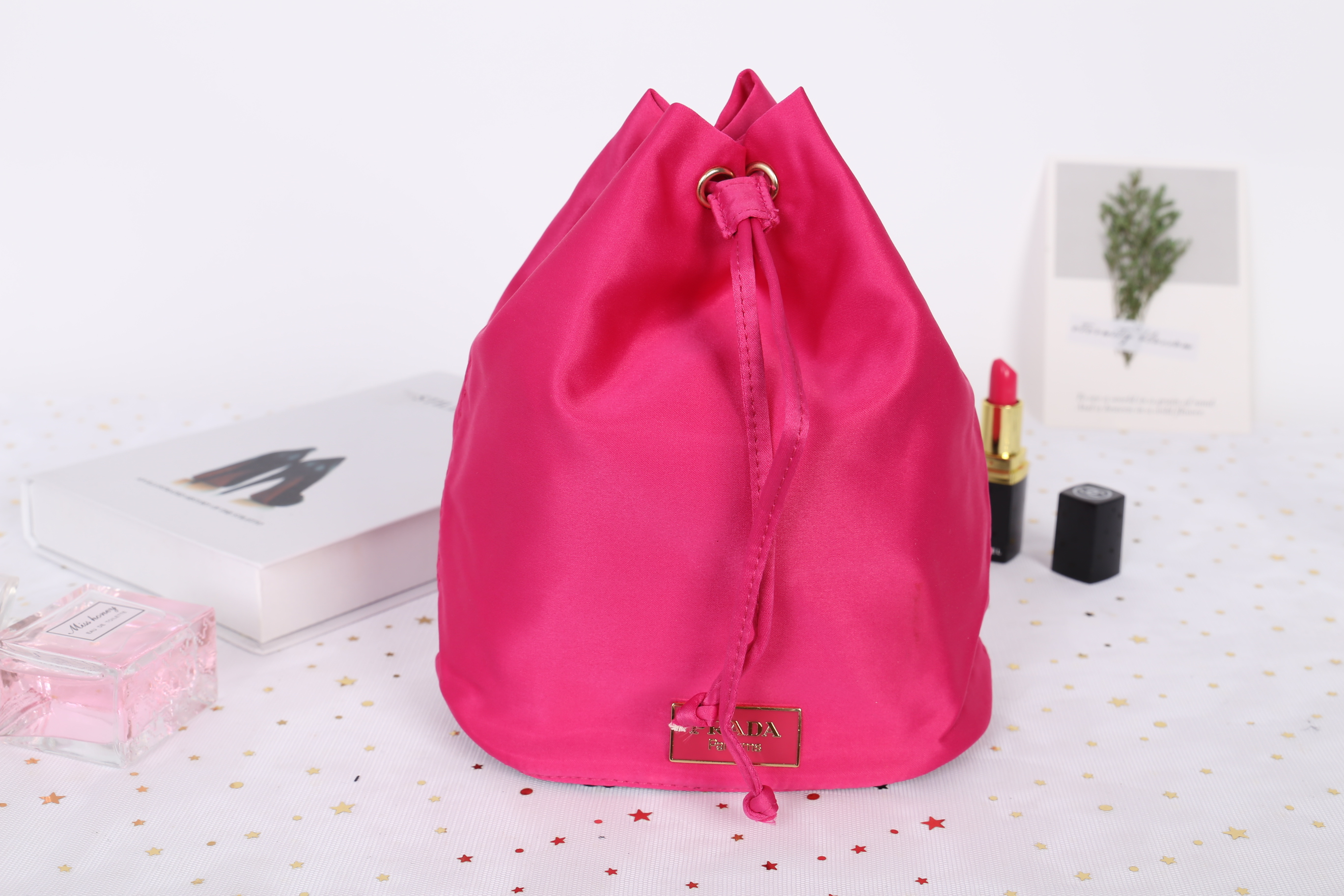 Prada Candy Satin Drawstring Bag กระเป๋าผ้าซาติน จากแบรนด์ Prada รุ่นนี้แถมมาจากน้ำหอมเค้าเตอร์แท้ 💯 ปากกระเป๋าเป็นเชือกหูรูด มีโลโก้ปราด้าติดด้านหน้า สวยงาม น่าใช้ การันตีความสวย ใช้คล้องแขน ใส่ของจุกจิกเก๋ๆค่าา