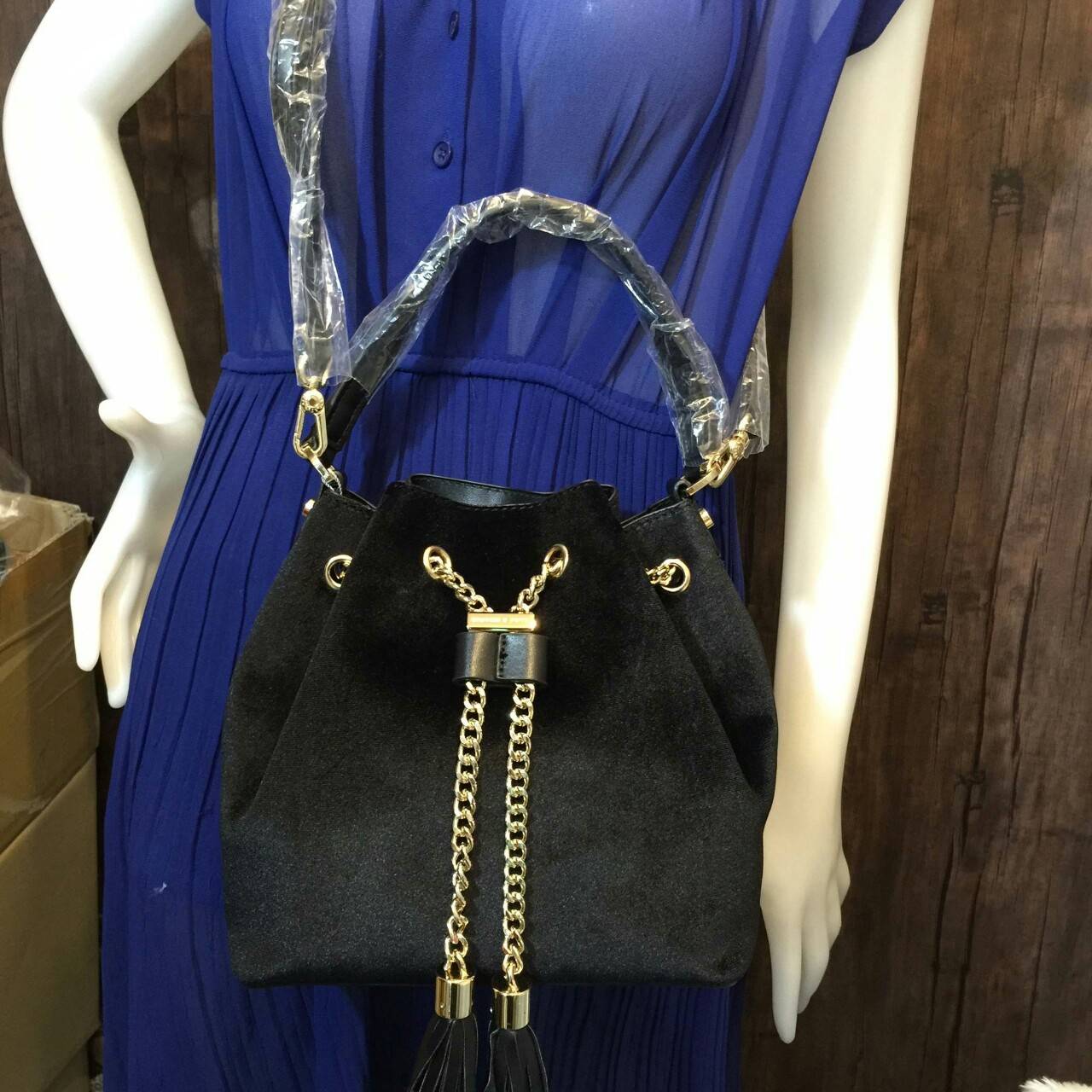 CHARLES & KEITH TEXTURE CHAIN DETAIL HANDBAG กระเป๋าทรงขนมจีบอวัสดุหนังกำมะหยี่ ขนาดกำลังดี อะไหล่สีทอง ประดับด้วยพู่ด้านหน้า ภายในโล่งกว้าง ใส่กระเป๋าสตางค์ยาวได้ มีหูหิ้ว สายสะพายยาวปรับ/ ถอดได้ ฐานกระเป๋าแข็งมีหมุดรองฐาน 4 มุม สวยทุกสีค่ะ