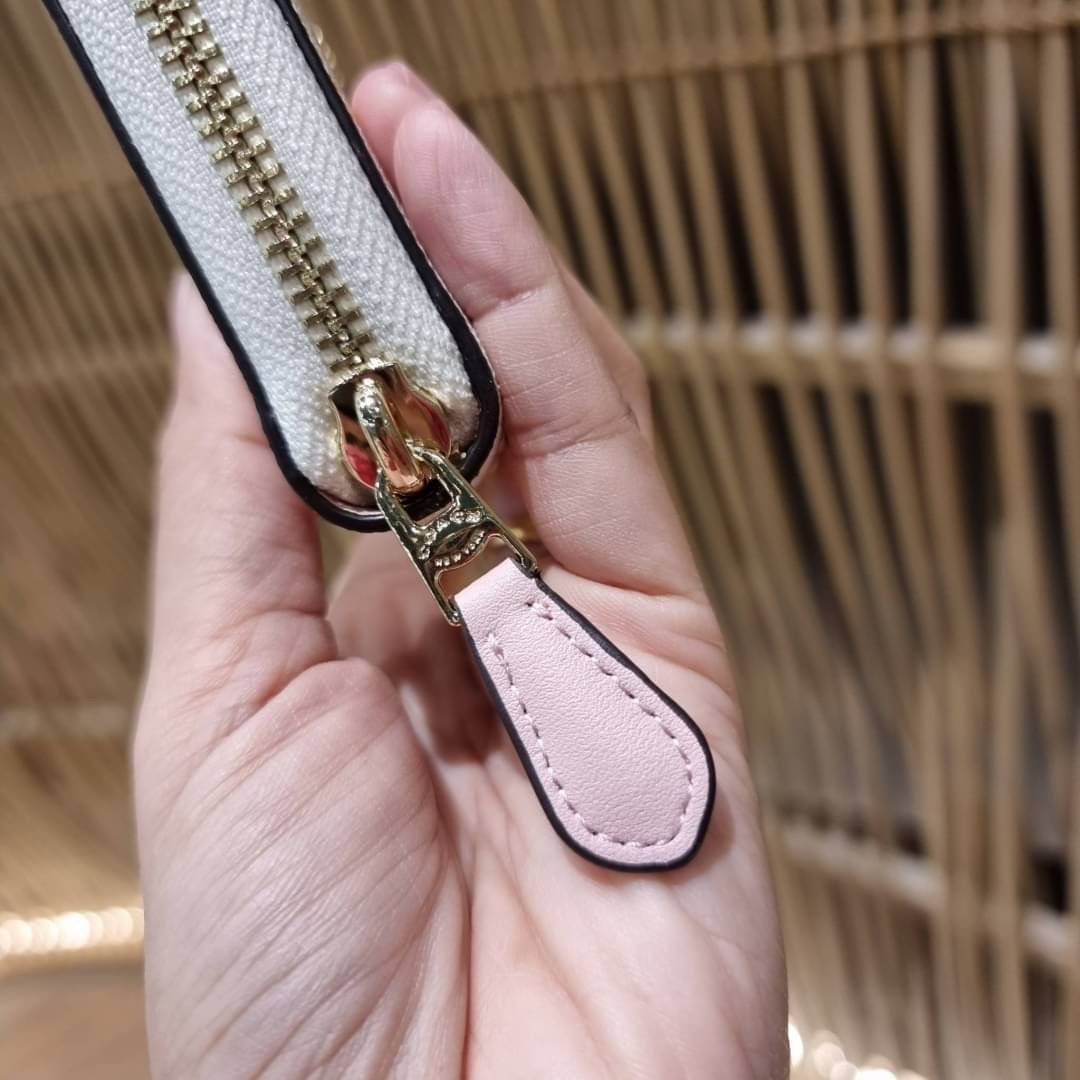 COACH ACCORDION ZIP WALLET IN SIGNATURE CANVAS WITH DAISY BUNDLE / MEADOW PRAIRIE / SPACED WILDFLOWER / DAISY BUNDLE PRINT C0033/F31778/69832 กระเป๋าสตางค์ใบยาว ลวดลายน่ารักน่าใช้มากๆ พื้นเป็นลายซีเอกลักษณ์ วัสดุหนังแคนวาสเคลือบลาย เปิด-ปิดด้วยซิปรอบ ใส่ม