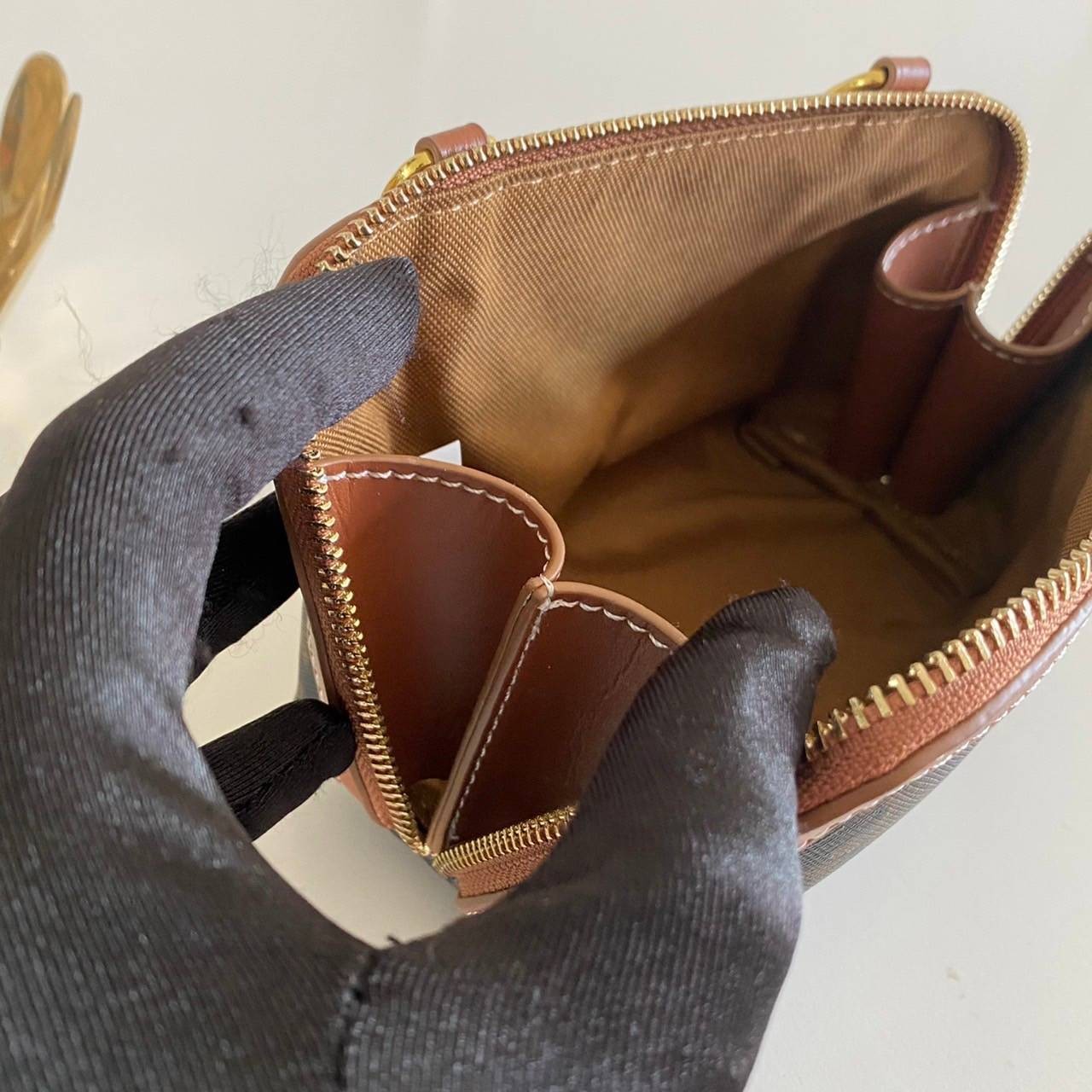 หนังแท้ CELINE TRIOMPHE Triumphal Arch Canvas Shoulder Messenger Chain Bag / CELINE CLUTCH WITH CHAIN กระเป๋าคลัทช์ดีไซน์เรียบหรูออกแบบมาได้อย่างลงตัว พร้อมสายสะพายโซ่ทองสุดหรู ด้วยรูปทรงที่สวยงามและทันสมัย สามารถใส่กระเป๋าสตางค์ใบสั้นหรือเครื่องสำอางค์ได