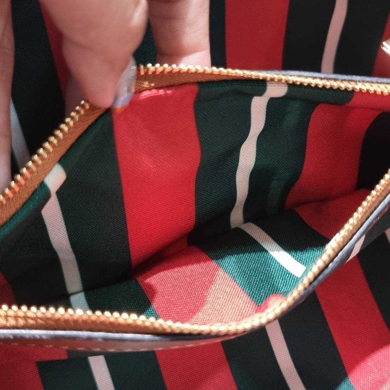 GUCCI GG Emblem small tote bag กระเป๋าทรงโท้ทสะพายไหล่ ที่ขนาดกำลังสวย ใส่ของได้แบบจุกๆ หูสะพายปรับและถอดออกได้ เก๋มากๆ