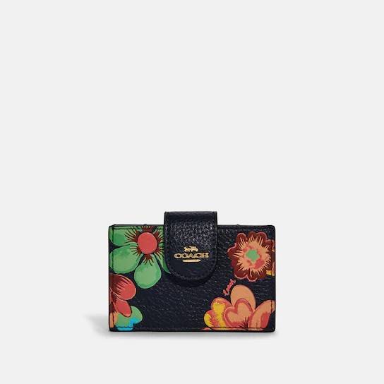 COACH C8325 ACCORDION CARD CASE WITH DREAMY LAND FLORAL PRINT ไอเท็มที่ทำใจฟูจัดเลยจ้า กับกระเป๋าถนอมบัตร ที่สาวๆตามหา ดีไซน์ลวดลายน่ารักมากๆ ขนาดกะทัดรัด พกพาสะดวก วัสดุหนัง pepble ภายในเป็นช่องใส่บัตรได้หลายใบ เหมาะมากสำหรับใครที่มองหากระเป๋าแบ่งสัดส่วน