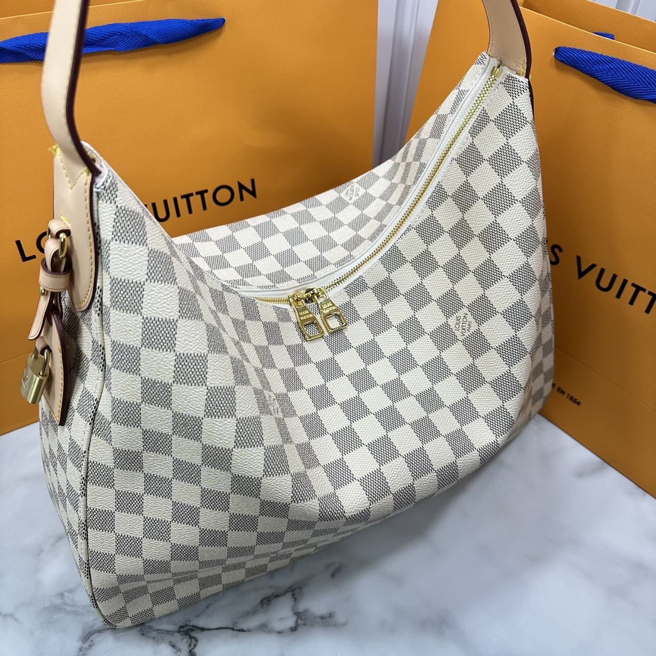 ORI หนังแท้ | LV Slouchy MM Damier Azur MM ใหม่ล่าสุด กระเป๋าโฮโบทรงสวยใบใหญ่จุใจที่ใครๆก็ต้องมี ด้วยรูปทรงคลาสสิคและใช้งานง่าย สะพายสะดวกด้วยหูสะพายในตัว สวยดูลัคชู