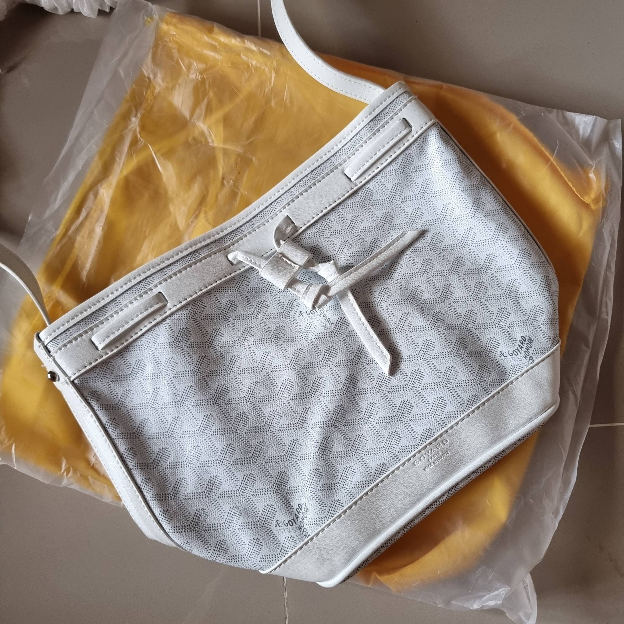 GOYARD PETITE FLOT BUCKET BAG กระเป๋าสะพายทรงบัคเก็ต ที่ดีไซน์สะดวกต่อชีวิตมาก รูปทรงคลาสสิค ดีไซน์เป็นเอกลักษณ์ สดใสทุกสี ดูผู้ดีในตัว วัสดุหนังแคนวาสพิมพ์ลายสวยคม ปากกระเป๋ารูดเปิด-ปิดได้ตามชอบ ภายในเป็นช่องโล่ง ใส่กระเป๋าสตางค์ มือถือ ได้ครบถ้วน มาพร้อ