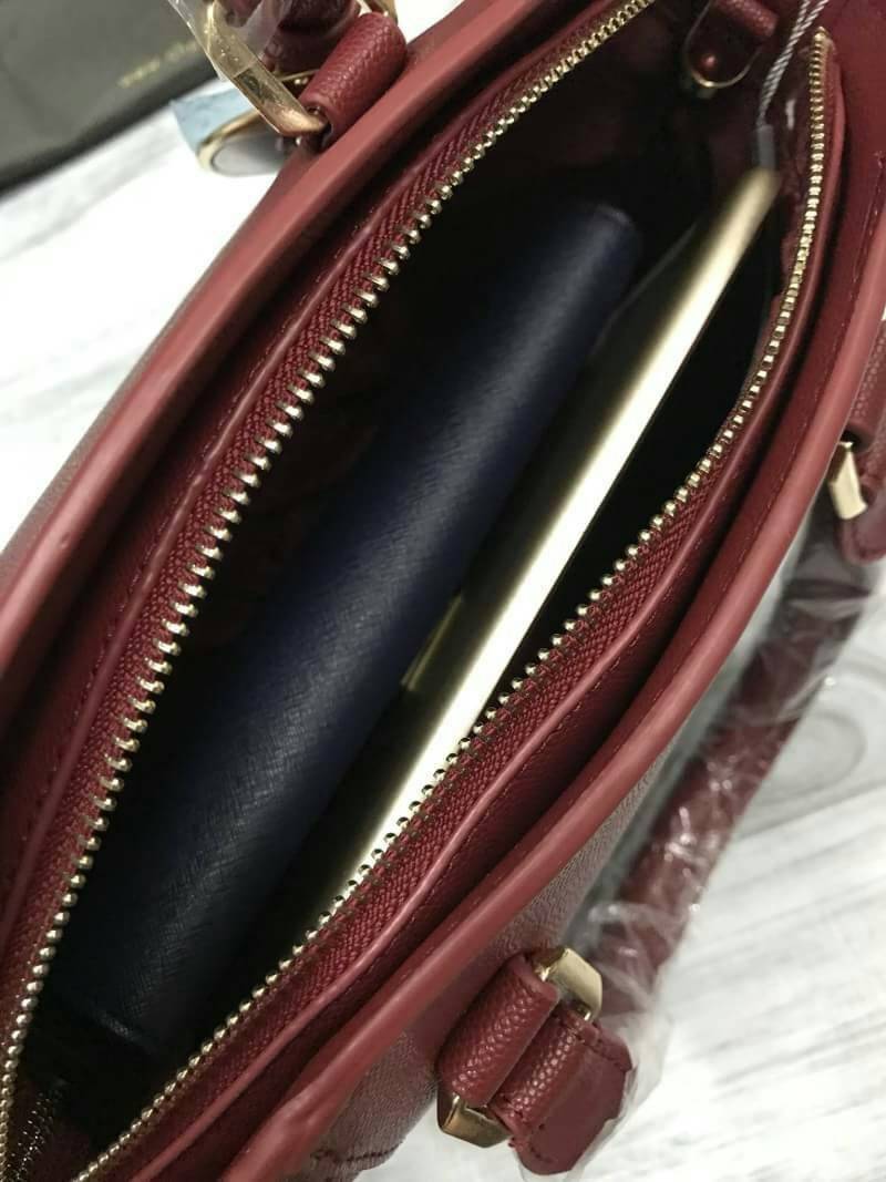 CHARLES & KEITH CURVED CITY BAG Re stock & Best seller กระเป๋าถือหรือสะพาย ขนาดกำลังดี วัสดุหนังPU ลายคาร์เวียร์ ตั้งอยู่ทรง มีหมุดรองฐาน เปิดปิดด้วยซิปเดียว ภายในมี 2 ช่องเล็ก และ 1 ช่องซิปด้านข้าง ใส่มินิ ไอแพด, กระเป๋าสตางค์ทรงยาวได้ ด้านหน้าประดับด้วย