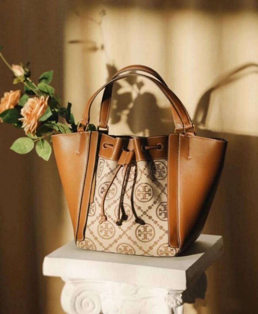 Tory T Monogram Mcgraw Dragonfly กระเป๋าถือหรือสะพายไหล่ วัสดุหนัง Jacquard อะไหล่ทอง ทรงปีก เปิด-ปิด ด้วยกระดุมแม่เหล็ก ด้านในโลง มี 2ช่องเล็ก จุของได้เยอะ น้ำหนักเบา สายสะพาย crossbody ได้ ปรับระดับได้