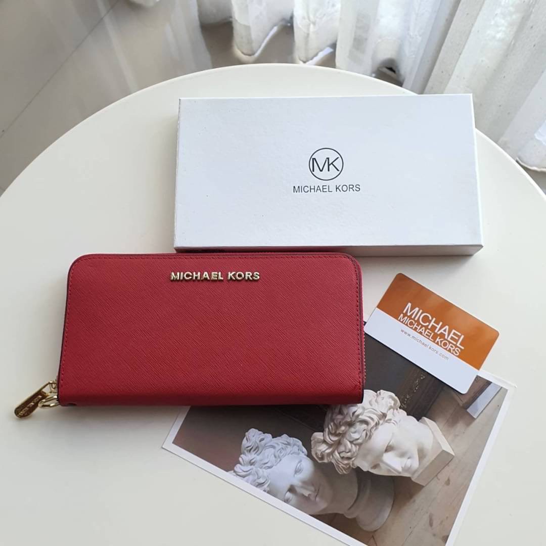 MICHAEL KORS SAFFIANO WALLET กระเป๋าสตางค์ใบยาว หนัง SAFFIANO ซิปรอบ สวยหรู มาก อะไหล่ปั้มโลโก้แบรนด์ ด้านในมีช่องใส่บัตร เยอะม้ากกก อีกด้านมีช่องแบงค์ + ซิปใส่เหรียญ จุของได้เยอะจริงๆ ได้ สวยหรูดูดี อุปกรณ์ครบ รีบคว้าเลยคะ!