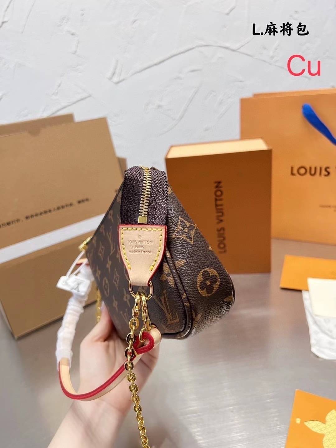 LV Pochette Accessoires bag 8" กระเป๋าทรงพอช อีกหนึ่งในสไตล์ที่มีเอกลักษณ์ของแบรนด์ สะดวกใช้งานได้ทุกวัน เป็น every day look ได้หลายสไตล์ ขนาดกะทัดรัดน่ารัก มาพร้อมสายสะพาย 2 เส้น สวยงามน่าใช้มากค่ะ