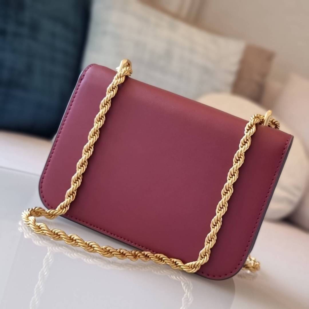 TORY BURCH ELEANOR SMALL CONVERTIBLE SHOULDER BAG ฮอตไอเท็ม รุ่นนี้ขายดีขายหมด สวยหรู คุณหนู ผู้ดี!! หายากมากแล้วน้า กระเป๋าสะพายข้าง ดีไซน์อยู่ทรง ขนาดกำลังสะดวกใช้สำหรับสาว วัสดุหนังแท้เต็มใบ สีทูโทน เปิด-ปิดด้วยแถบแม่เหล็ก ภายในแบ่งสัดส่วนได้เป็นอย่างด