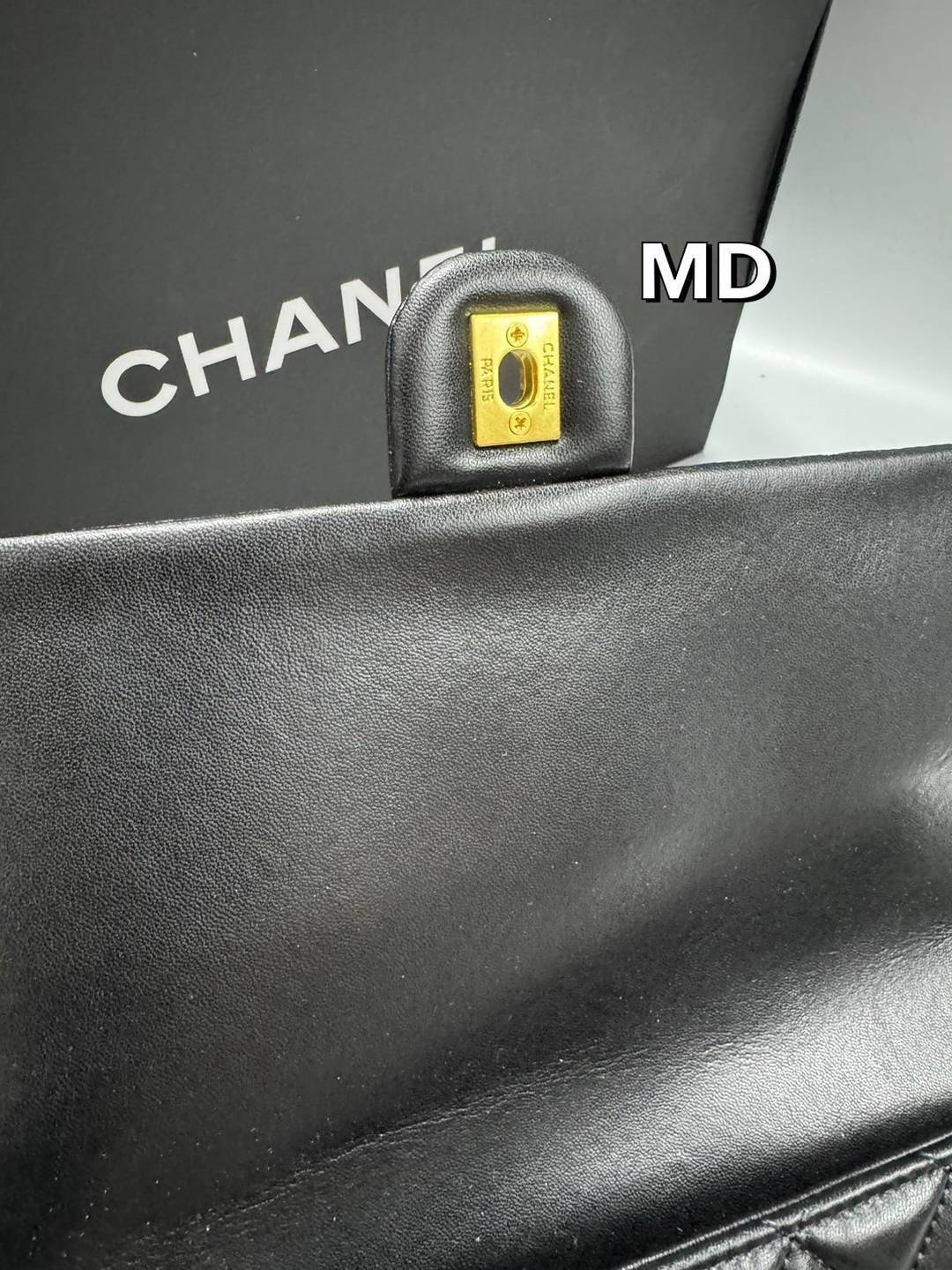CHANEL Clutch Flap Bag กระเป๋าสะพายทรงคลาสสิค ไซส์ยาวพิเศษ หนังเรียบเงาผิวสัมผัสนุ่มลื่นมาก สวยหรูดูแพง ถือเป็นคลัชหรือสะพายไหล่ได้เก๋ๆ ใช้ยังไงก็ดูหรู ด้วยดีไซน์เฉพาะตัว ใบจริงสวยคมมาก