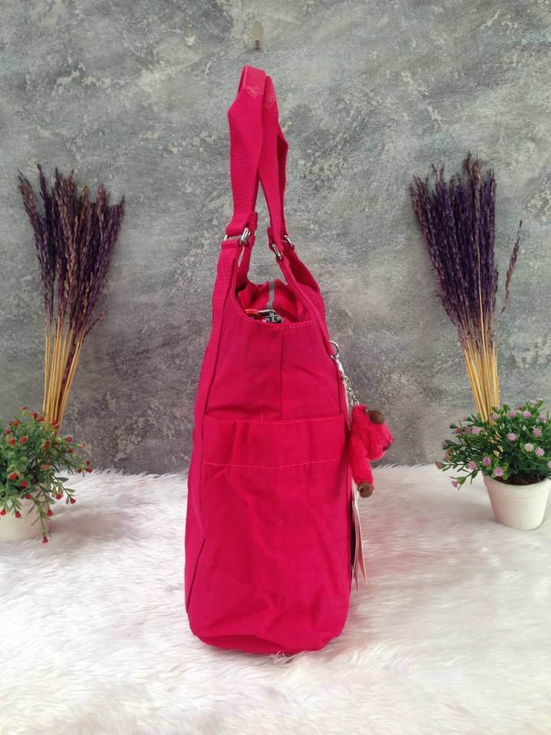 Kipling รุ่น Cicele กระเป๋าสะพายไหล่ใบใหญ่ สวยน่ารัก ตัวกระเป๋าด้านในเป็นช่องโล่งแบบปิดเปิดด้วยซิป มีช่องซิปด้านใน ด้านข้างกระเป๋า มี 2 ช่อง ปิดเปิด ด้วยเทป พร้อมที่ใส่โทรศัพท์ ปากกา และ MP 3 ในส่วนด้านใน และ ด้านข้างกระเป๋า ซ้าย-ขวา เป็นช่องขนาดเล็กสำหรั