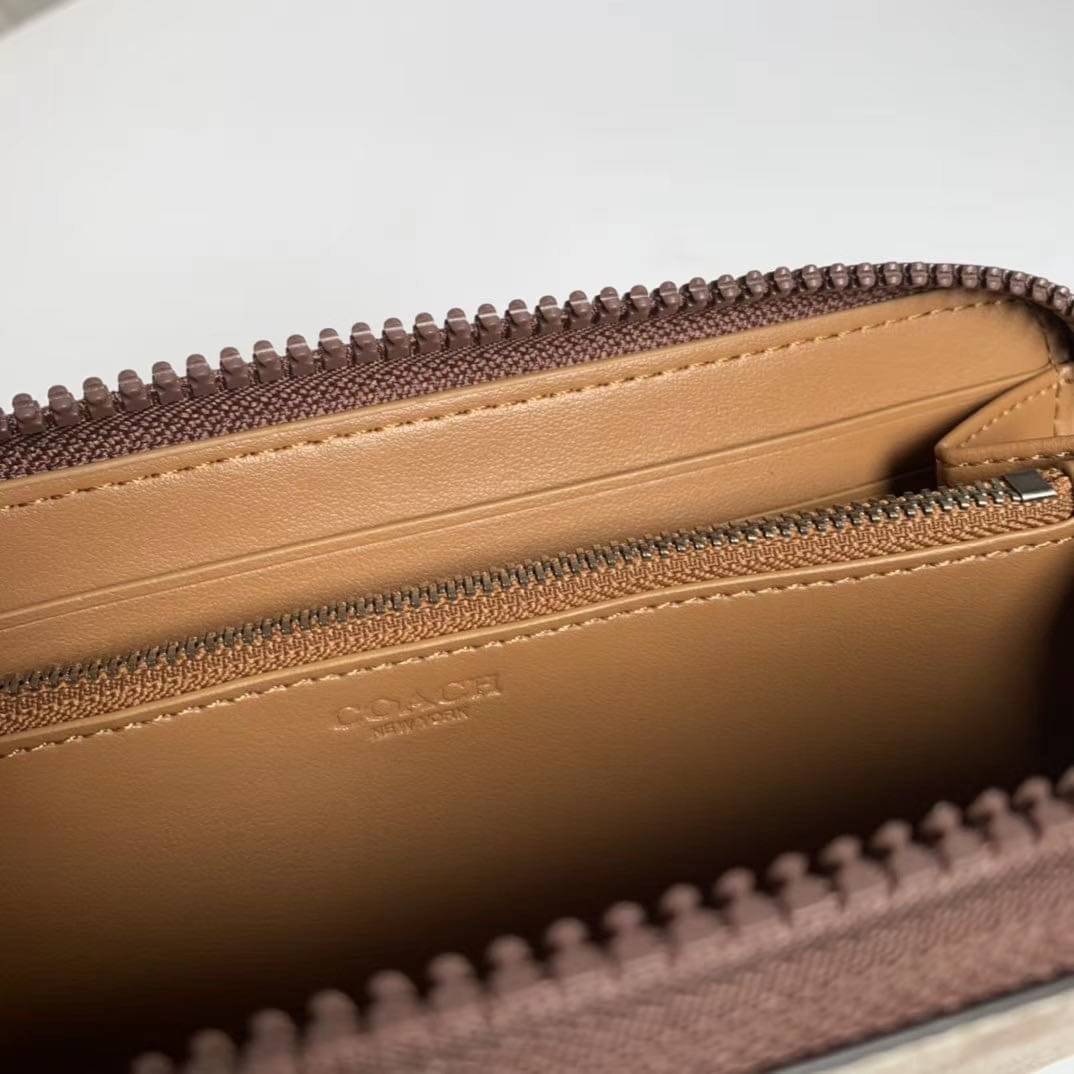 COACH Accordion Zip Wallet in Signature Coated with Leather กระเป๋าสตางค์ใบยาว เปิด-ปิดกระเป๋าด้วยซิปรอบ ด้านในมีช่องใส่บัตร ช่องใส่ธนบัตร และช่องซิปใส่เหรียญค่ะ