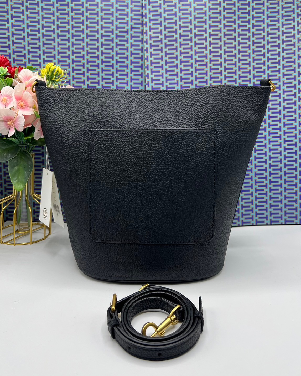 Tory Burch McGraw Bucket bag / Tory Burch Mcgraw Double T Logo Plaque Bucket Bag พร้อมส่ง 4 สี กระเป๋าสะพายหรือถือคล้องแขนทรงถัง จุของได้เยอะใบนี้ตอบโจทย์ได้ดีมาก โทนสีเรียบง่าย แฝงไปด้วยความดูดี สุขุมและเป็นผู้ใหญ่