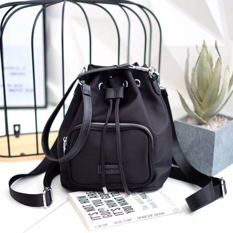 Parfois Bucket backpack กระเป๋าเป้ ถอดสายได้ มีสายสั้นให้สามารถถือ หรือสะพายข้างก้อได้ค่า ดีไซน์เกร๋มาก สีดำสวยมาก chic สุดๆ รุ่นนี้ รูปแบบน่ารัก แอบเก๋ด้วยดีไซด์ของตัวกระเป๋า ด้านหน้ามีช่องเก็บของ และที่มัดสายกระเป๋า ภายในมีช่องเก็บของจุกจิกได้ ใบจริงสวย