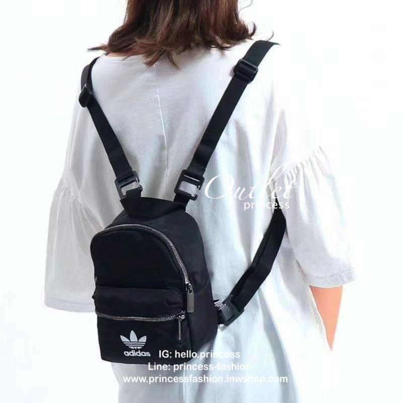 Adidas Nylon Mini Backpack กระเป๋าเป้สะพายหลัง ขนาดmini เปิดซิปเดียวด้วยวัสดุNylon น้ำหนักเบา เปิดปิดด้วยหัวซิปเดียว ภายในใส่กระเป๋าสตางค์ยาวได้ เพิ่มช่องซิปด้านหน้าอีก1ช่อง อีกหนึ่งตัวเลือกของสาวๆที่กำลังมองหาเป้ขนาดมินิไปเที่ยวเลยคร้า!!