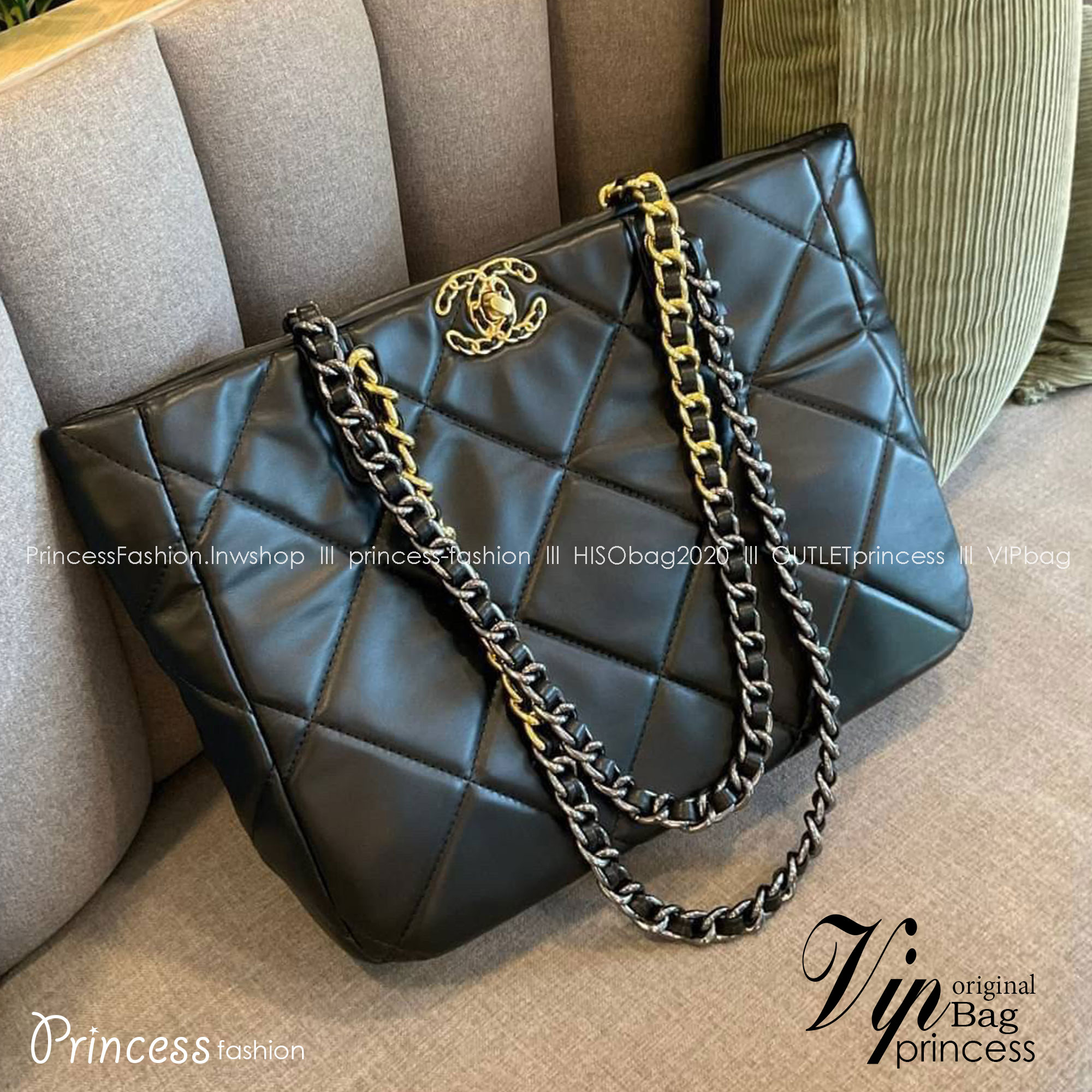 CHANEL LEATHER TOTE BAG ของเข้าเติมสต้อค ได้ล้อตราคาพิเศษค่าา ✨ รุ่นใหม่ล่าสุด ทรงที่สาวๆรอคอย ไซส์ใหญ่อลัง ตัวกระเป๋าเป็นหนังแท้เนื้อนิ่มทั้งใบ เนื้อหนาดีมาก อะไหล่สามสี ประดับโลโก้แบรนด์สลับโซ่