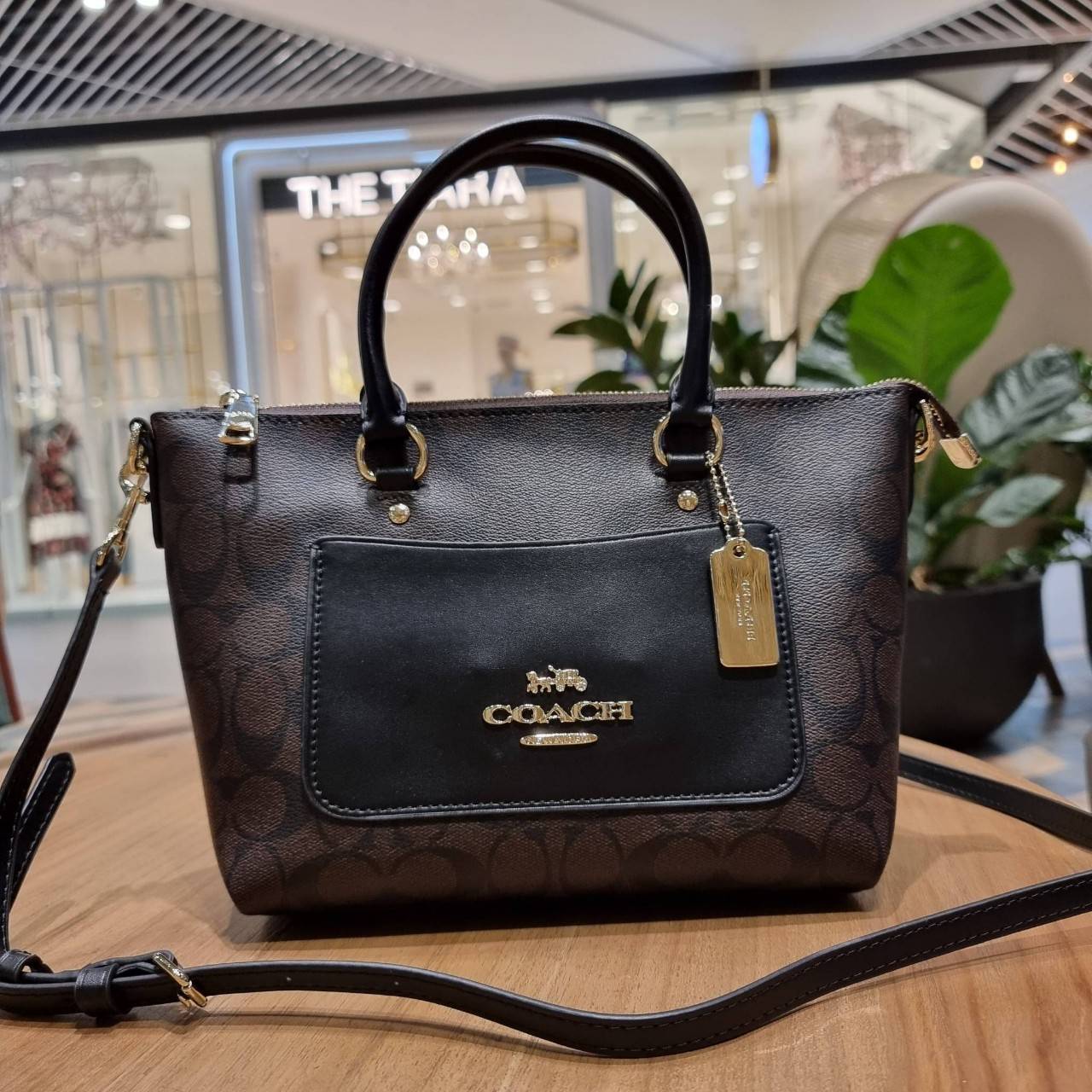 COACH F38089 MINI EMMA SATCHEL IN SIGNATURE CANVAS รุ่นหายาก รุ่นที่สาวๆตามหา จัดมาให้สมกับที่รอคอยกันไปเลยจ้า!! เป็นรุ่นที่ดีไซน์ออกมาให้ใช้งานง่าย สะดวก สวย หรู ดูดี!! กระเป๋าสะพายทรงสวย วัสดุหนังแคนวาสเคลือบลาย มาพร้อมสายสะพายข้างและหูจับในตัว ถอดออกถื