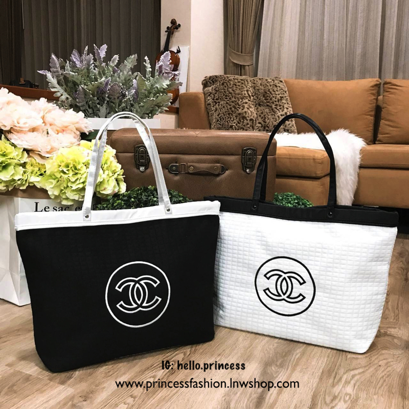 Chanel Large Tote Bag ViP Gift With Purchase (GWP) New in! กระเป๋าสะพายทรง shopping bag ใบใหญ่ VIP. gift ของแท้! จาก Chanel Cosmetic Counter วัสดุ Cotton & Nylon & Polyester เนื้อนิ่มลายตาราง ด้านหน้าปักโลโก้แบรนด์ เปิดปิดด้วยแถบแม่เหล็ก ซ่อนที่ปากกระเป๋า