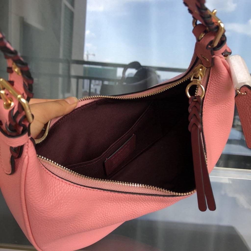 COACH BAILEY HOBO WITH WHIPSTITCH ((C4108//C1322)) พร้อมส่งที่ไทย!! สวยจริงไม่จกตาแน่นอนค่าา กระเป๋าทรงโค้ง ใช้แบบหิ้วหรือคล้องไหล่ก็ดูดี ใช้วัสดุหนังแท้ชั้นดี หนังสวยมากๆค่ะ ด้านหน้าใช้อะไหล่แบรนด์ตัวใหญ่ หรู ดูสะดุดตามีเดียว