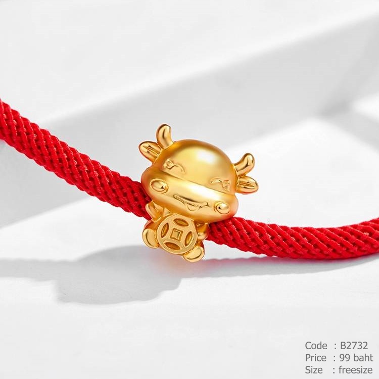 ข้อมือเชือกถักสีแดงปลายสีทอง จี้วัวสีทองนำโชค
