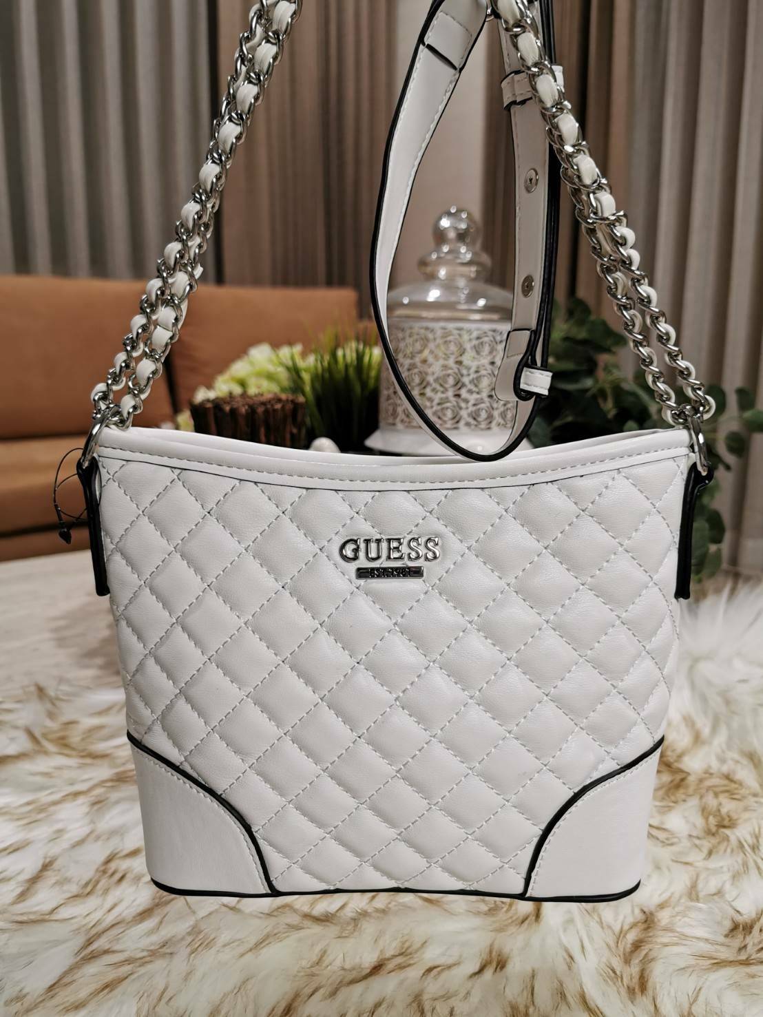 Guess Woman Factory Crossbody Bag กระเป๋าสะพายรุ่นใหม่ดีไซน์สวยหรูคลาสสิคจาก GUESS FACTORY วัสดุหนังเเกะสังเคราะห์เนื้อหนานิ่มลายตาราง เปิดปิดด้วยซิปสะดวกใช้ ด้านหน้ามีโลโก้ ภายในมีโลโก้ช่องใส่ของ และช่องซิป ใส่กระเป๋าสตางค์ใบยาว ของใช้ได้จุ มาพร้อมสายสะพ