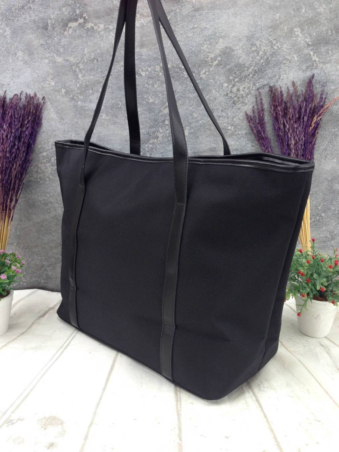 งานพรีเมี่ยมกิ้ฟ จากเคาเตอร์ต่างประเทศค่ะ กระเป๋าสะพาย Shopping ใบใหญ่ จากแบรนด์ PRADA เปิดปิดด้วยซิป ปั้มแบรนด์ สายสะพายหนัง สะพายไหล่ได้ ไม่ติด จุคุ้มมากสุดๆค่ะ ใส่เสื้อผ้า 1-2 วันได้สบายค่ะ เหมาะมากกับสาวๆที่สัมภาระเยอะค่ะ ใช้แล้วสวยมากๆคุ้มเกินราคารับ