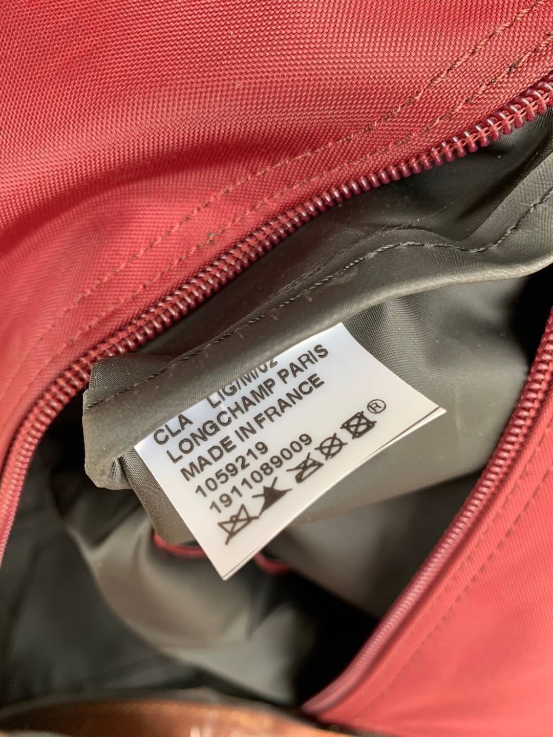 LONGCHAMP LE PLIAGE CLUB TRAVEL BAG กระเป๋าขนาดใหญ่สำหรับการเดินทาง เราเรียกที่นี้ว่า travelling bag รุ่นคลาสสิค มาพร้อมสายสะพายยาวที่ปรับและถอดออกได้ ความพิเศษของรุ่นนี้ที่ครองใจนักเดินทางทั่วโลก คือซิปรอบตรงกลางตัวกระเป๋า สามารถเปิดซิปเพื่อขยายขนาดและพั