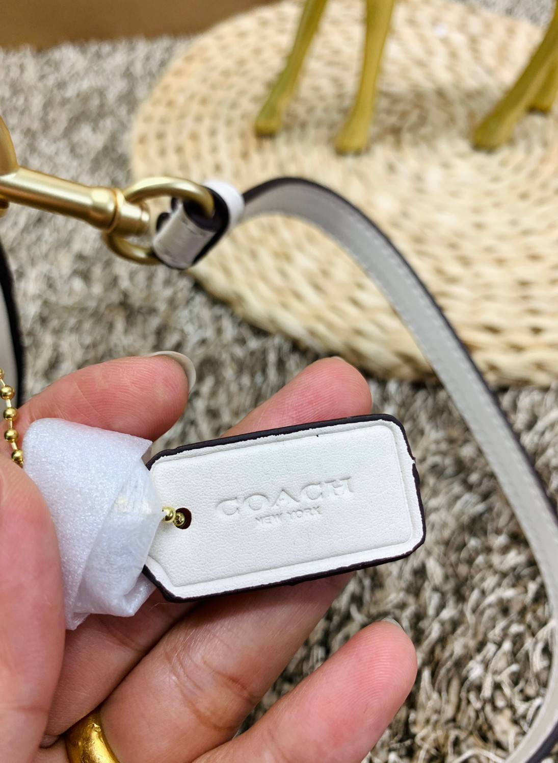 ใหม่ล่าสุด สวยก่อนใครแน่นอนค่า😘COACH ELLEN CROSSBODY WITH DAISY EMBROIDERY((C2863)) 💐พร้อมส่งจำนวนจำกัดค่ะ! กระเป๋าสะพายแบบครอสบอดี้ร์ หนังแท้นิ่มอย่างดีค่ะ 💐ด้านหน้าปักดอกซี่ความหมายดีๆ ละมุนสวยงามมากๆค่ะ เปิดปิดกระเป๋าแบบแม่เหล็ก