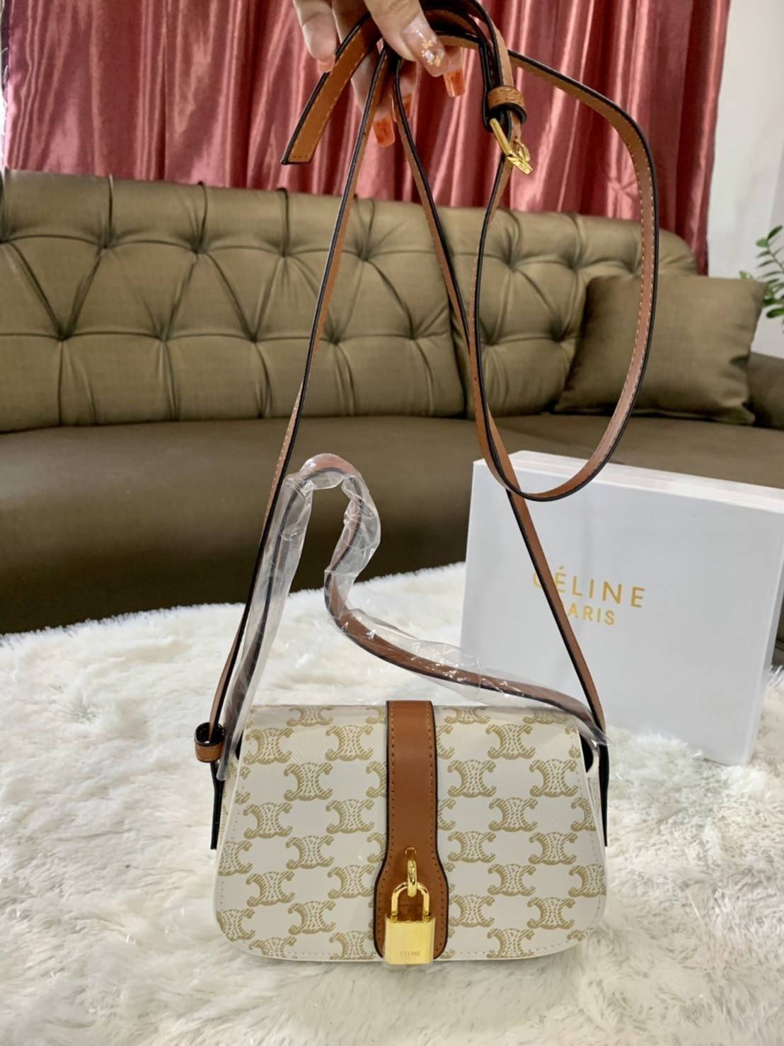 VIP 】CELINE TABOU CLUTCH BAG CELINE MINI CROSSBODY BAG (GWP) วัสดุ Triomphe Canvas หนังสวยอยู่ทรงกันน้ำได้ ขนาดกำลังน่ารัก การออกแบบที่เน้นความเรียบแต่หรู มาพร้อมสายสะพายสั้นและสายสะพายยาว สำหรับสะพายไหล่ สายปรับระดับสั้น-ยาวได้ (ถอดไม่ได้) โดดเด่นที่ด้าน