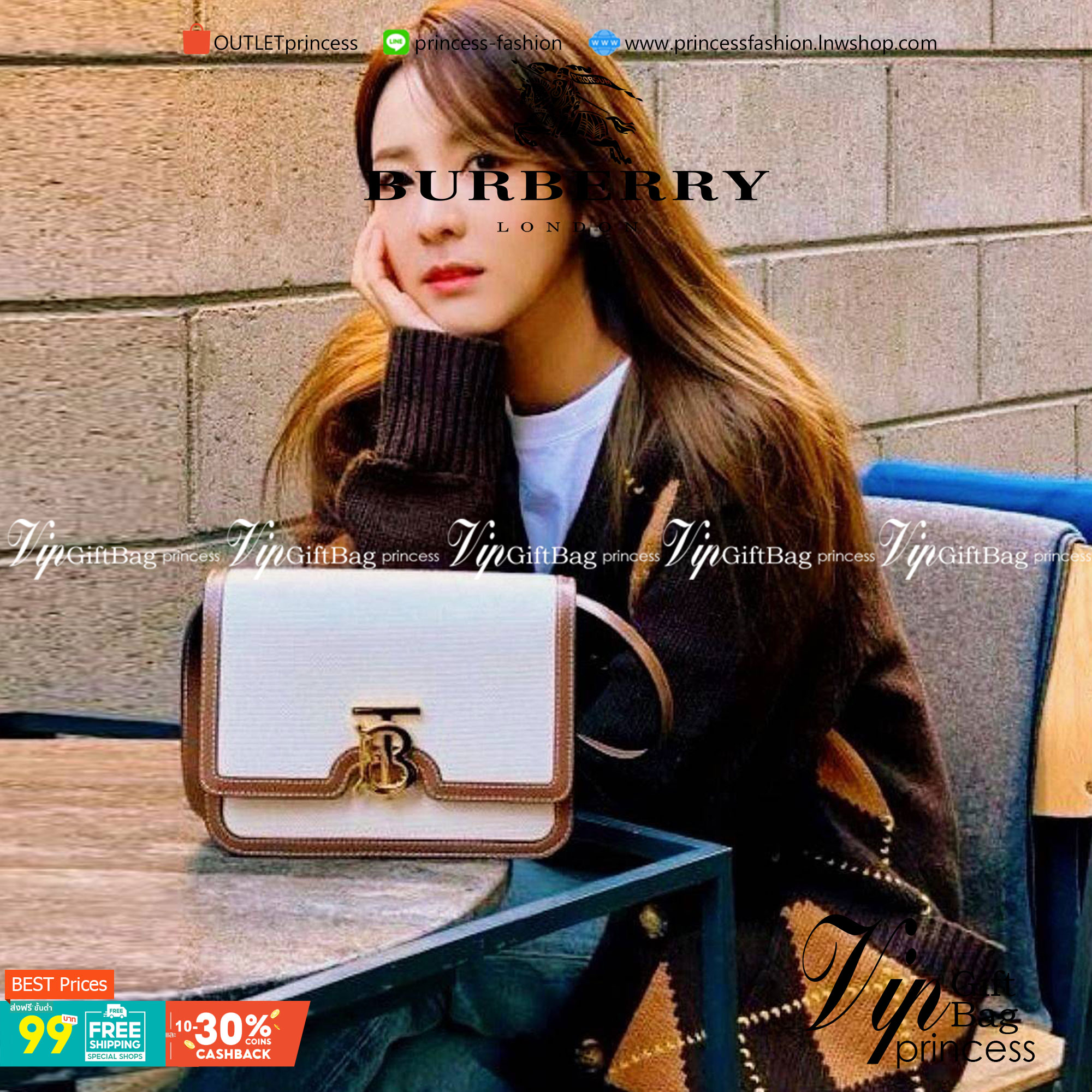 BURBERRY FRAGRANCES CROSSBODY BAG VIP GIFT WITH PURCHASE (GWP) พรีเมี่ยมกิ๊ฟ Limited Edition จากน้ำหอม BURBERRY วัสดุ Canvas & Leather ทรงเหลี่ยมสวยหรูอยู่ทรงมีโลโก้แบรนด์ด้านหน้า เปิดปิดด้วยฝาปิดมีสัญลักษณ์รูปตัวB ภายในมีช่องแบ่งเป็นสัดส่วนสามารถใส่มือถื