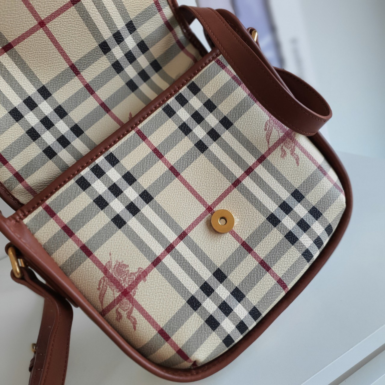 BURBERRY CROSSBODY VINTAGE BAG VIP GIFT WITH PURCHASE (GWP) พรีเมี่ยมกิ๊ฟ Limited Edition จากBURBERRY วัสดุหนัง PVC สวยอยู่ทรง เปิดปิดด้วยฝาปิดกระดุมแม่เหล็ก ภายในมีช่องใส่ของแยกอีกช่อง สามารถใส่มือถือ iphone เงิน ของจุกจิกได้ สายสะพายหนังยาวปรับระดับได้ 