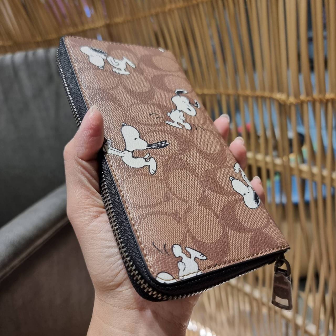 COACH C4327 COACH x PEANUT ACCORDION ZIP WALLET IN SIGNATURE CANVAS WITH SNOOPY PRINT คอลเลคชั่นใหม่ กระเป๋าสตางค์ใบยาว ลายสนูปพี น่ารักน่าใช้ สีคลาสสิค ใช้ได้ตลอดกาลไม่มีตกเทรนด์ วัสดุหนังแคนวาสเคลือบลาย ภายในใส่บัตรได้เยอะ มีช่องซิปแยก ใส่โทรศัพท์ได้ พก