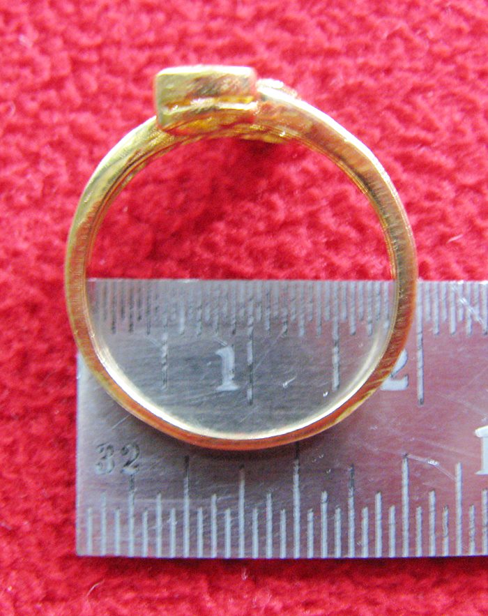 สินค้าหมดค่ะ แหวนเพชรทองเหลือง แบบ2(หัวใจไขว้2ดวง)พร้อมกล่องกำมะหยี่รูปหัวใจค่ะ