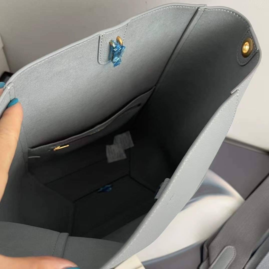 CELINE Sangle Bucket bag in soft grained calfskin / CELINE TOTE BAG พร้อมส่ง กระเป๋าทรงโท้ท ใบใหญ่ ภายในโล่งกว้าง จุของได้เยอะ ใช้งานง่าย ได้ทุกลุค สวยหรู