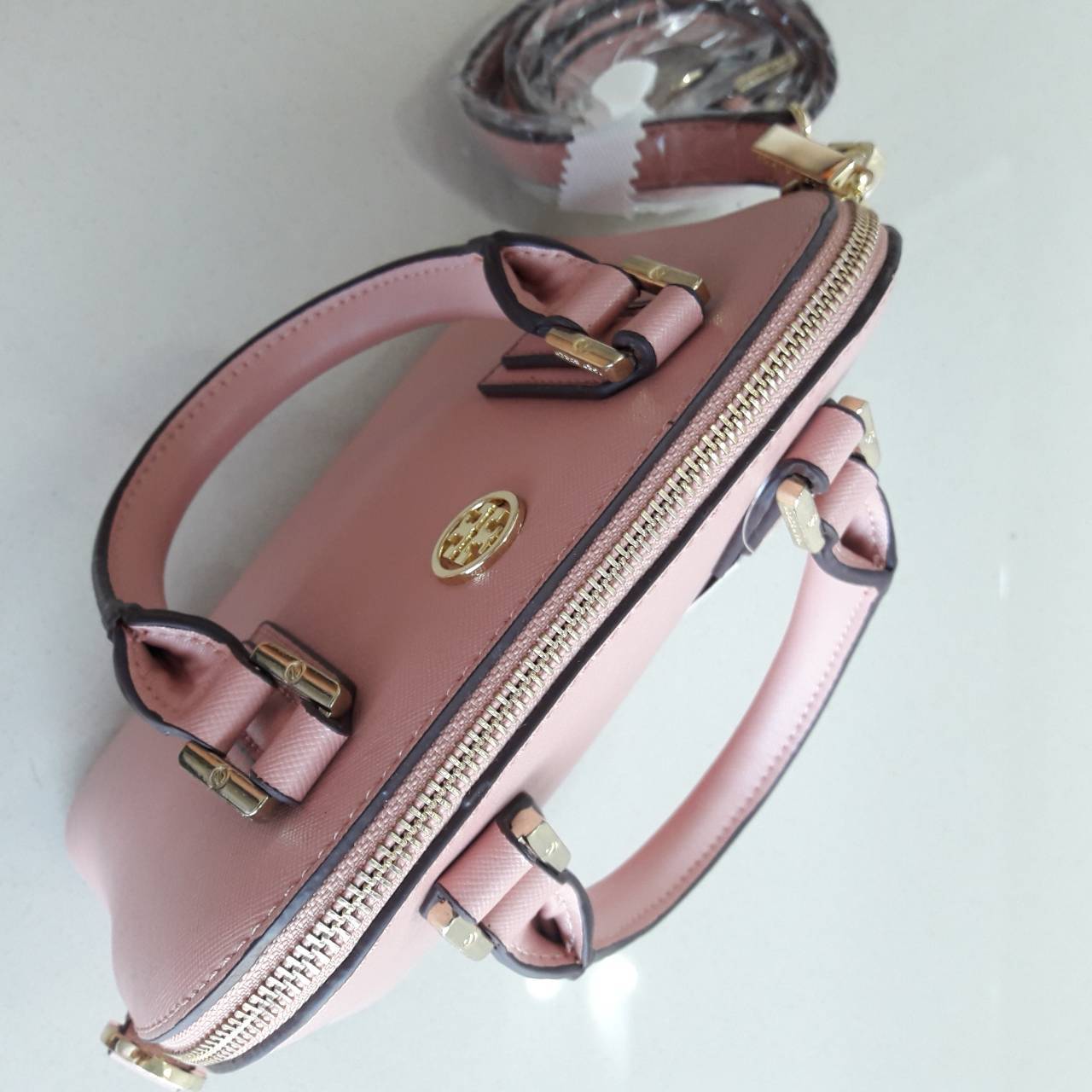 Don't Miss !! กระเป๋าแบรนด์ดัง TORY BURCH รุ่น SAFFIANO ZIP BAG กระเป๋าถือและสะพาย ลายหนัง saffiano อะไหล่ทองปั้มแบรนด์ ทรงสวยมาก ด้านหน้าติดโลโก้แบรนด์ เปิดปิดกระเป๋าด้วยซิปอย่างดีค่ะ ซับในเป็นผ้าทอลายแบรนด์สวยมากค่ะ มีช่องซิปหนึ่งช่อง ช่องเล็กสองช่