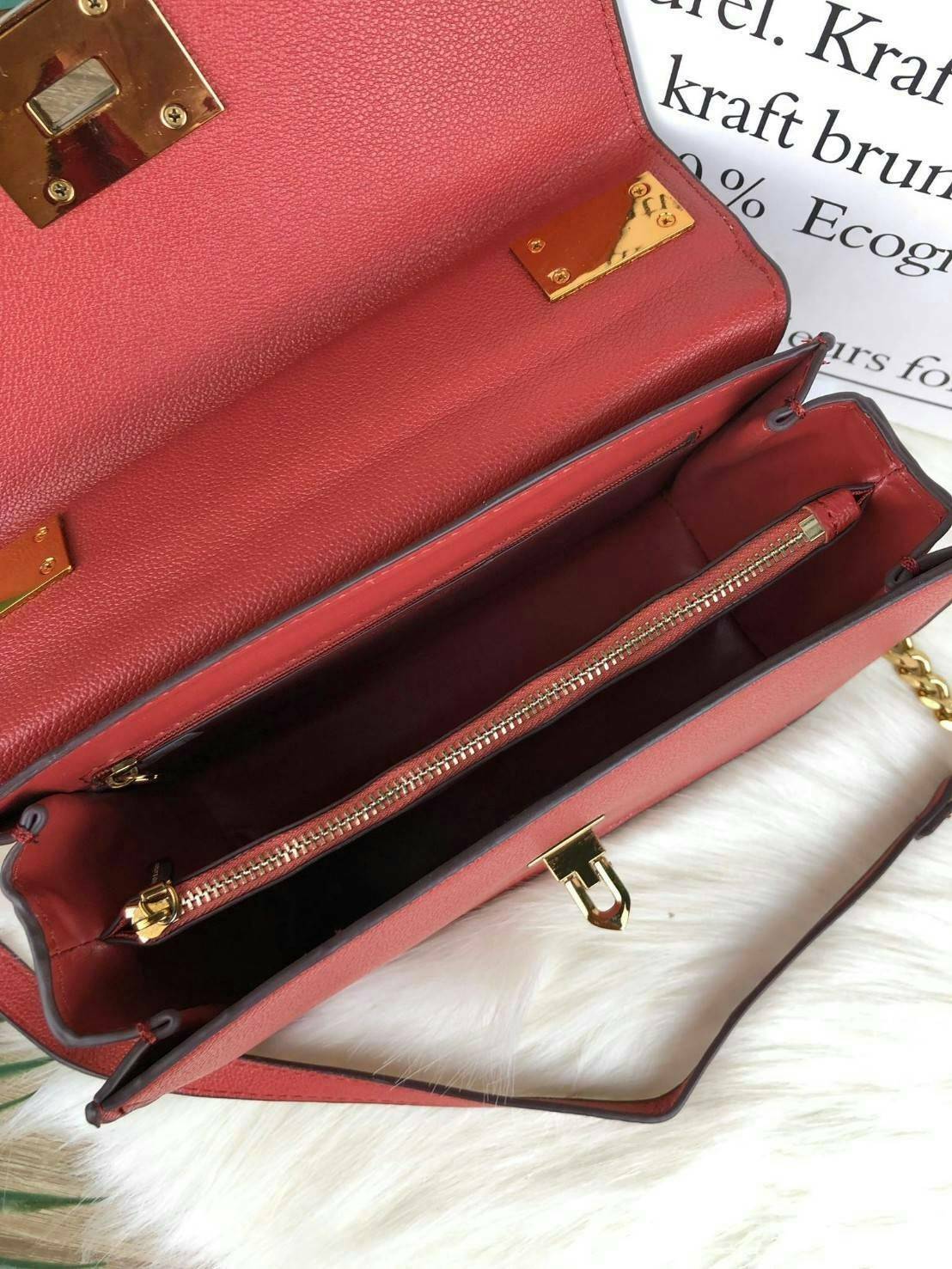 CHARLES & KEITH METAL PUSH LOCK CROSSBODY BAG รุ่นฮิตขายดีมีมาพร้อมส่งแล้วจ้า กับกระเ๋าสะพายไซส์น่ารัก วางอยู่ทรง เปิดปิดด้วย ตัวล็อกด้านหน้า ด้านในแบ่งเป็น 2 ช่องมีช่องซิปตรงกลาง จุของได้เยอะพอควรเลยค่ะ ใส่ iPhone plus ได้สบายๆ และของจุกจิกที่จำเป็น รุ่น