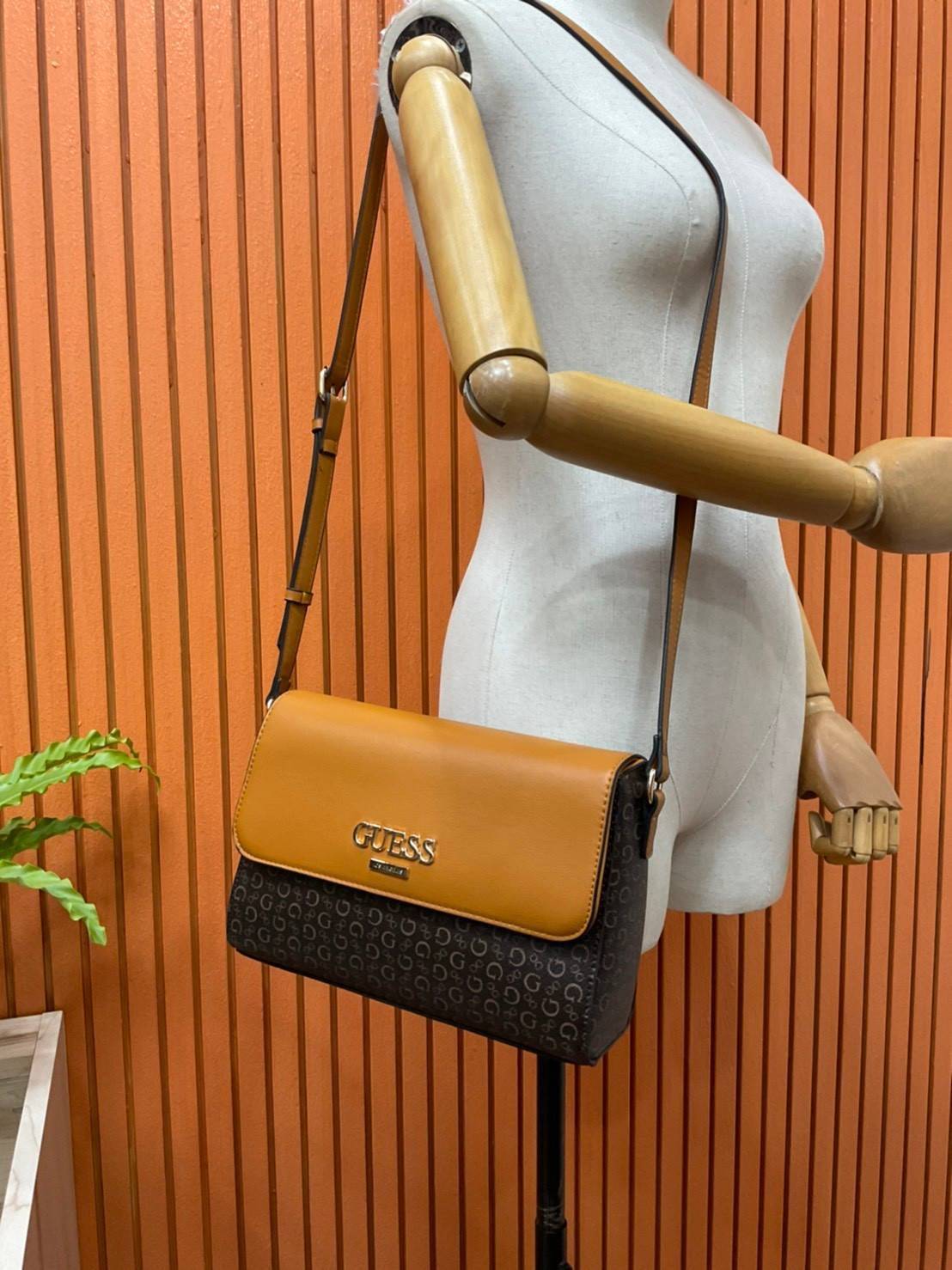 ของแท้ 💯% 】Guess Brit Crossbody Bag in Charcoal Signature Faux Leather and G Monogram Print with Black Leather Flap - Women's Sling Bag กระเป๋าสะพาย Crossbody ทรงเหลี่ยม รุ่นยอดนิยมอีกรุ่นหนึ่งของ Guess ตัวหนังคือดีงามทรงสวย หนังนิ่มน่าใช้มาก