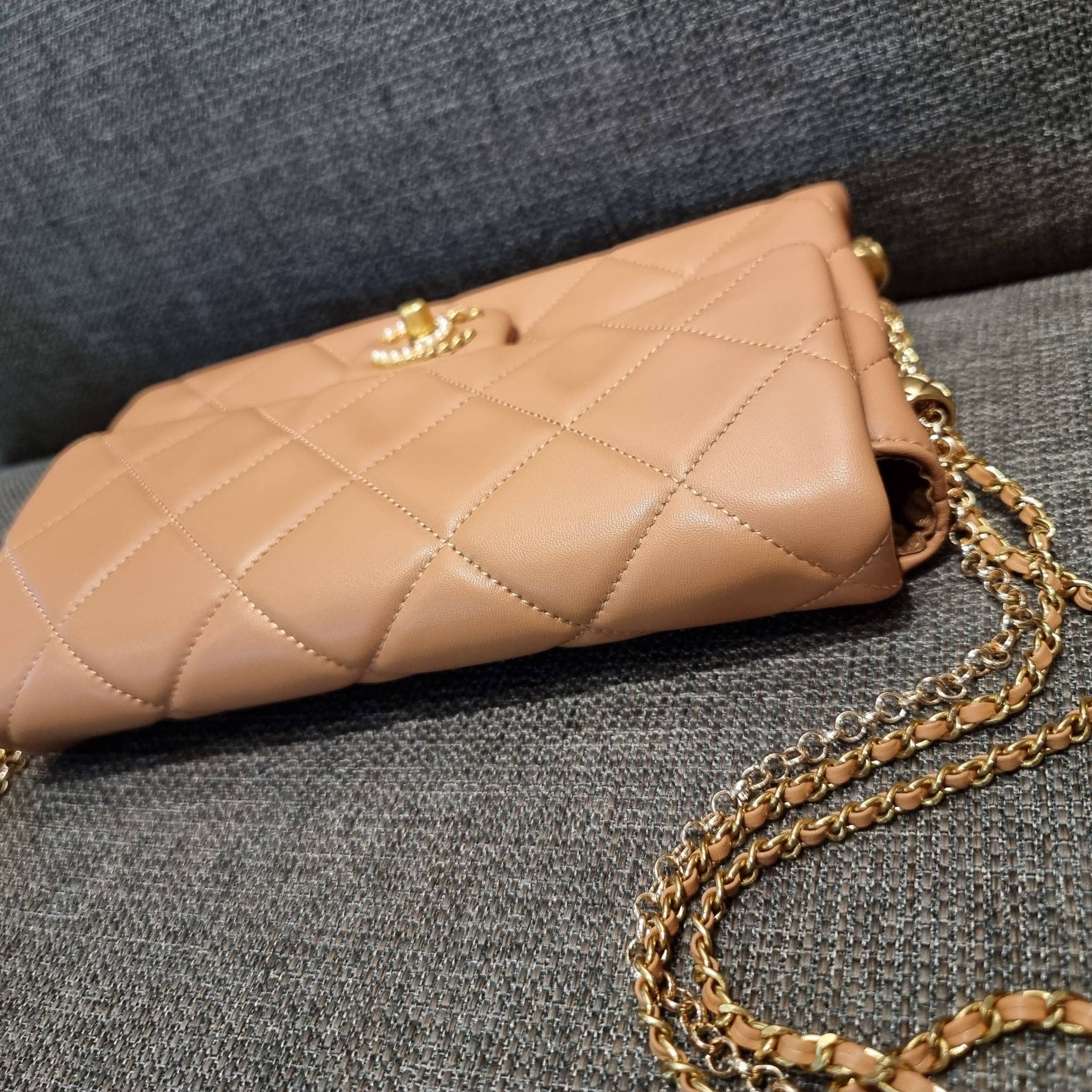 VIP 】สวยหรูพร้อมเสิร์ฟ!! กับไอเท็มสุดเลิฟจาก Chanel กระเป๋าสะพายที่สุดของความคุ้มค่า วัสดุหนังแกะนิ่มเต็มใบ เปิด-ปิดกระเป๋าด้วยตัวบิดล็อค ภายในกระเป๋าบุผ้าสวยหรู มีช่องโล่งกว้างจุของได้สบาย ใส่โทรศัพท์ กระเป๋าสตางค์ได้ มีช่องซิป 1 ช่อง ช่องย่อย 1 ช่อง ดีเ