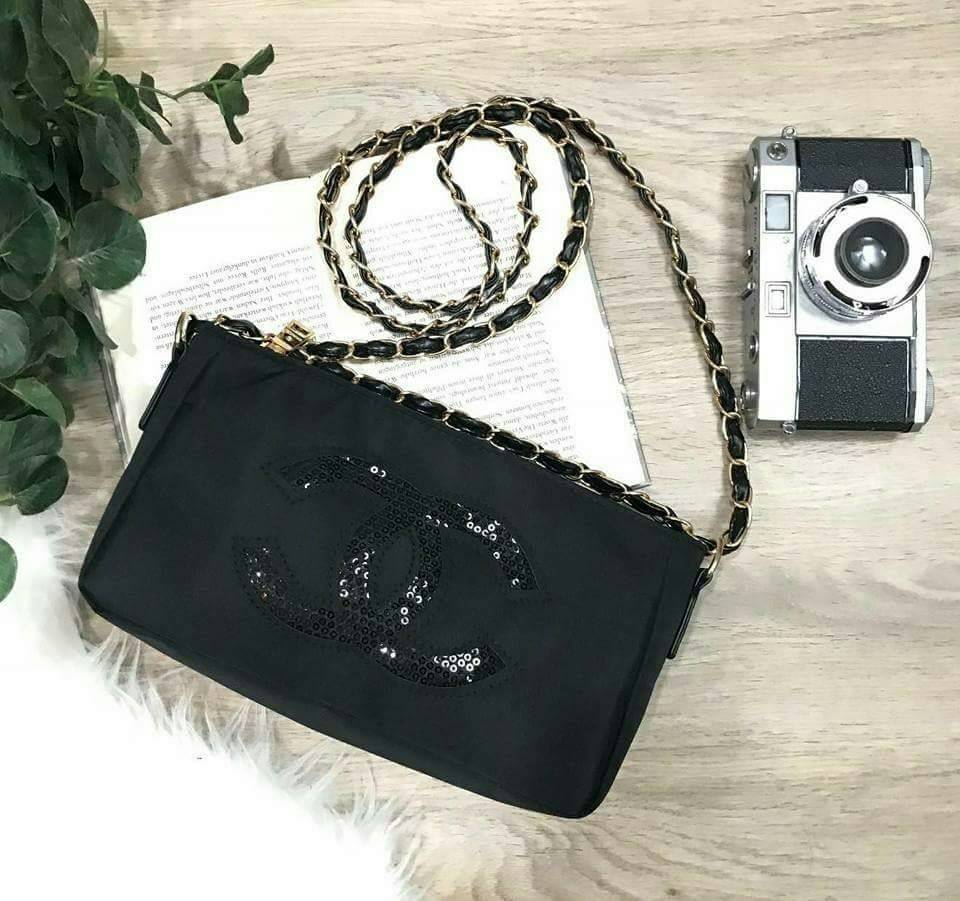 Chanel Cosmetic Cluth Bag With Chain กระเป๋าถือหรือสะพาย VIp. gift จาก Chanel Cosmetic Counter วัสดุ Nylon&Polyester 100% ประดับโลโก้แบรนด์ วิ๊งๆ สวยหรูดูดี เปิดปิดด้วยซิป หัวซิปแบรนด์อะไหล่ทอง ซับในสกรีนโลโก้ ภายในกว้างใส่กระเป๋าสตางค์ใบยาว, มือถือได้ทุก