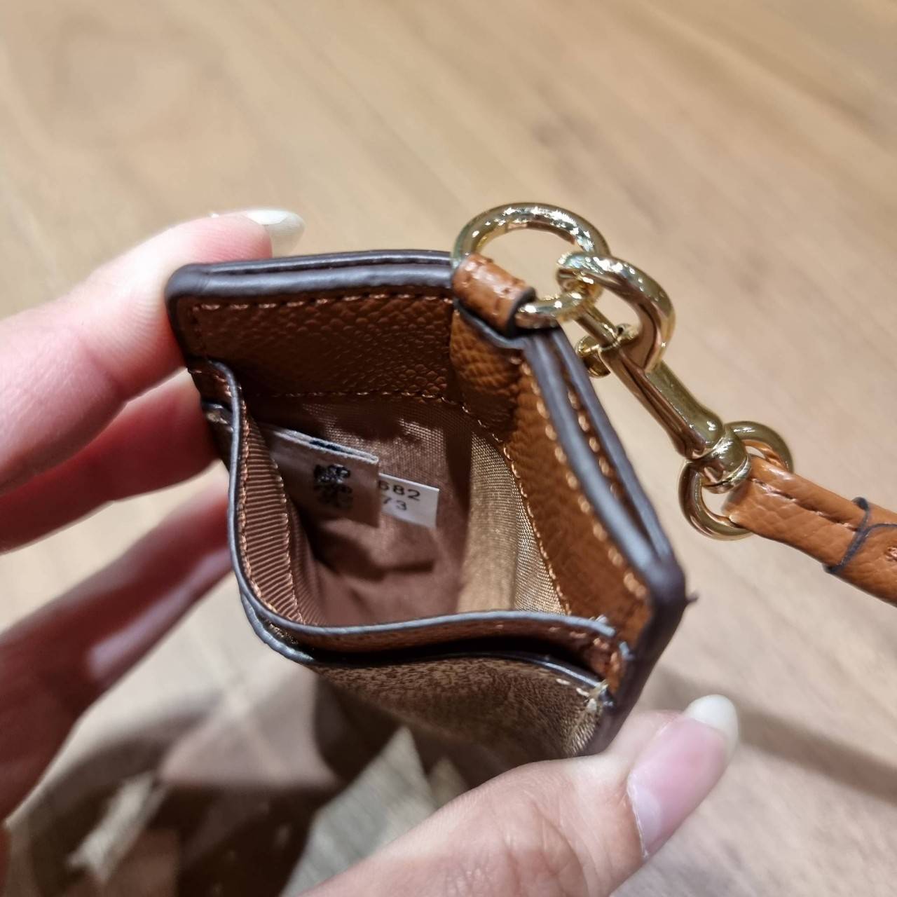 COACH ID LANYARD IN COLORBLOCK SIGNATURE CANVAS ง่ายๆแบบไม่ธรรมดา!! คลาสสิคแต่มีดีเทลโดดเด่น!! กระเป๋าถนอมบัตร พร้อมสายคล้องคอ ดีไซน์ลวดลายสวย ดูดีทุกแบบ ใช้งานง่าย พกพาสะดวก จะใส่บัตรพนักงาน บัตรเครดิต บัตรปชช. ใบขับขี่ และบัตรอื่นๆที่อยากจะใส่!! ตามใจไป