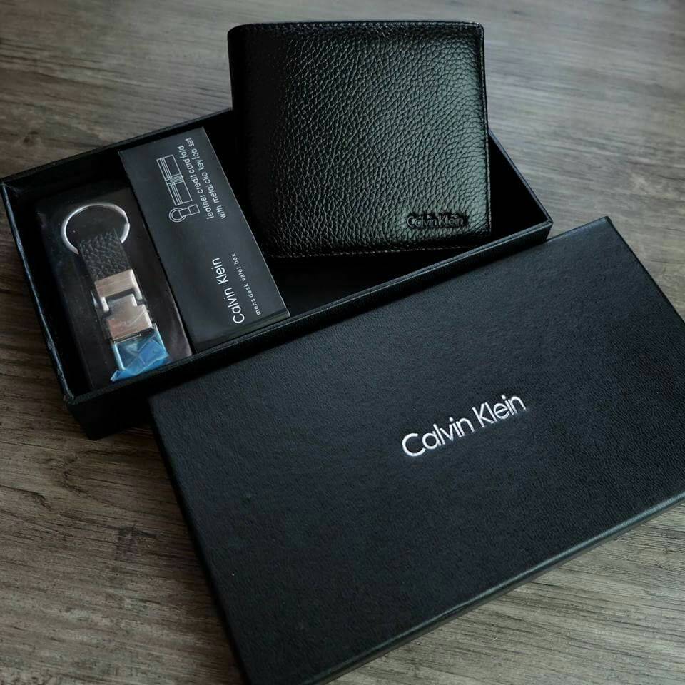 Calvin Klein Leather Credit Card Fold with Metai Clio Key Fob Set กระเป๋าสตางค์ใบสั้น Set สุดคุ้มมอบให้เป็นของขวัญ หรือใช้เองก็แนะนำค่ะ