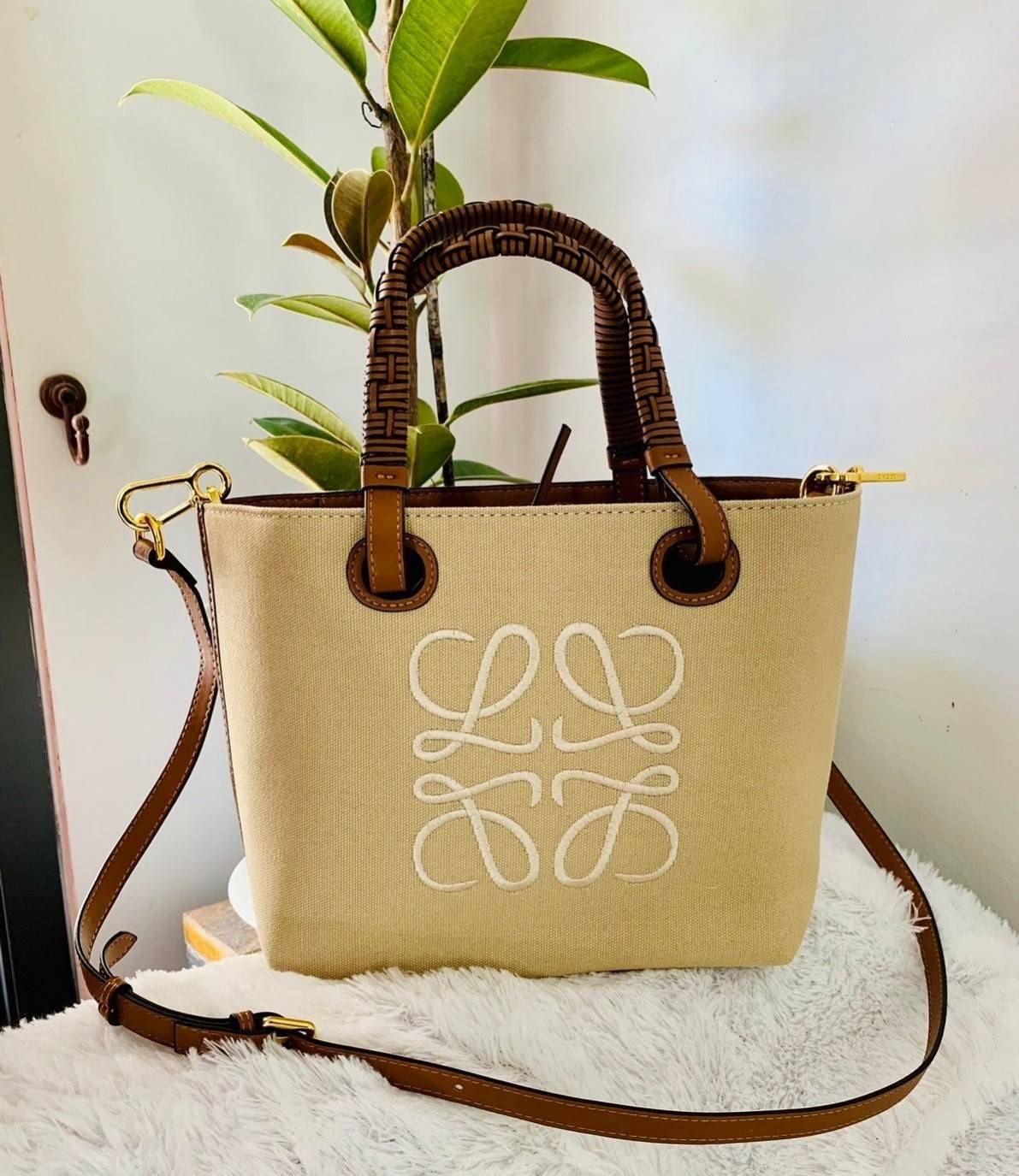 Loewe Anagram leather canvas tote bag / Loewe Tote Bag กระเป๋าโท้ทน้องใหม่ วัสดุทำจากหนังแคนวาส ใช้งานทนทาน ออกแบบมีสายสะพายไหล่และหูหิ้ว เรียกว่าใช้งานได้แบบ 2 in1 งานสวยล้ำ ไม่ซ้ำใคร ปักโลโก้ Anagram ที่ด้านหน้า เปิด-ปิดด้านบนด้วยเชือกผูก ด้านในมีช่องสำ