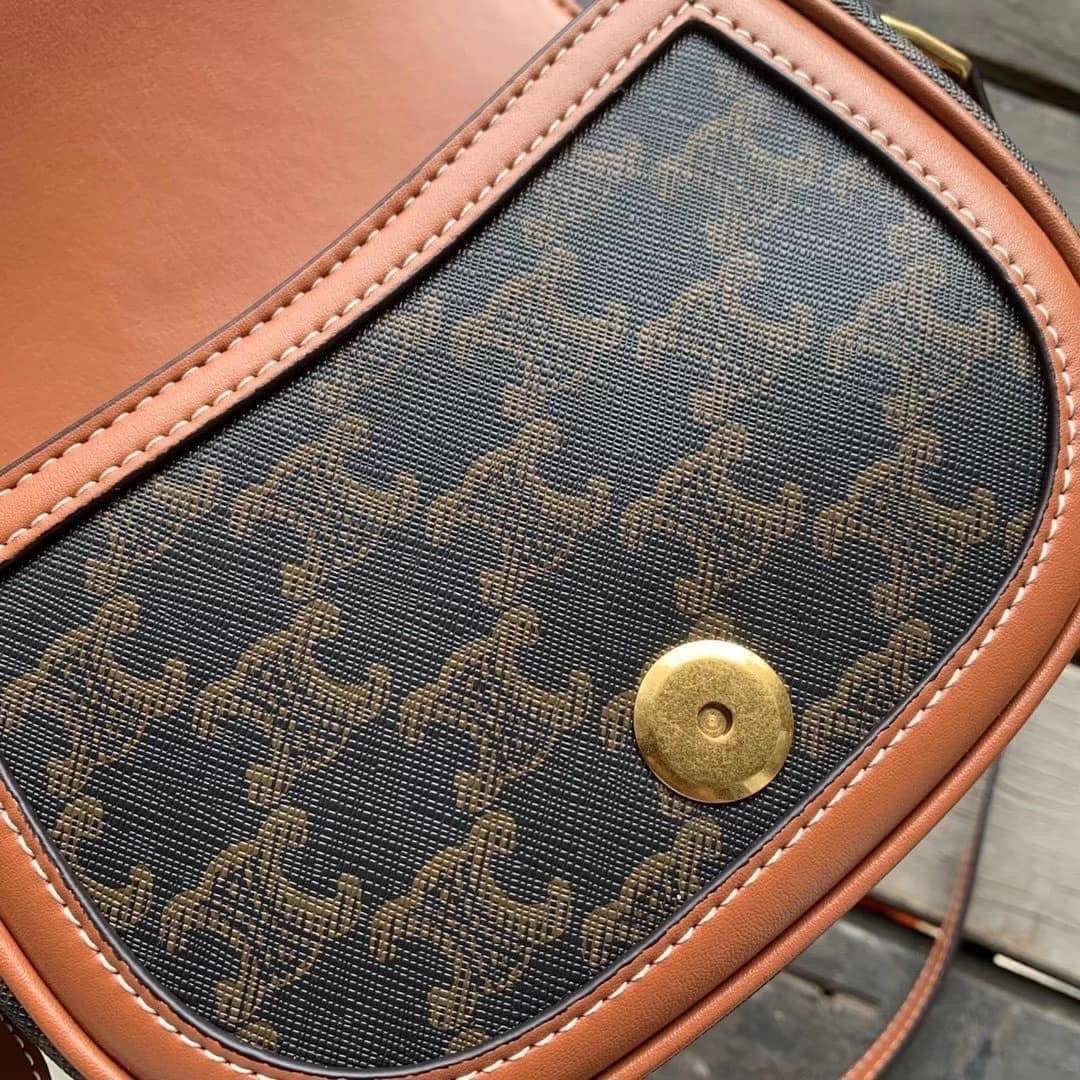 VIP 】หนังแท้ CELINE CROSSBODY BAG CELINE CRECY IN MAILLOM TRIOMPHE JACQUARD AND CAFTSKIN BAG กระเป๋าสะพายทรงสวยหรูอยู่ทรงเปิดปิดด้วยฝาปิดกระดุมโลโก้แบรนด์ ภายในโล่ง ขนาดกะทัดรัด น่ารัก สายสะพายหนังยาวปรับระดับได้จะสะพายไหล่หรือ CROSSBODY ก็ดูดี ตัวจริงสวย