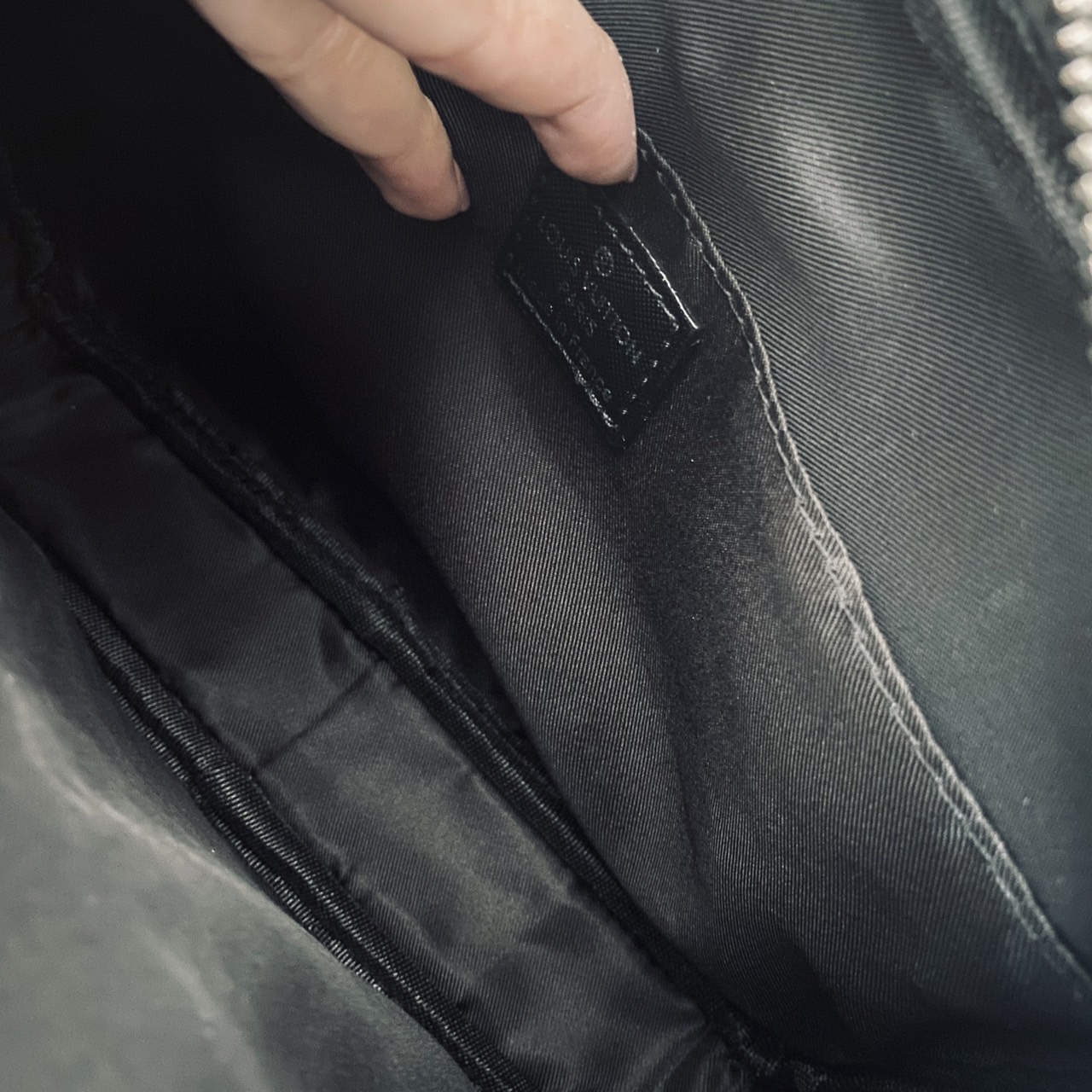 LV Outdoor Messenger Bag กระเป๋าทรงแมสเซนเจอร์สีดำสวยคลาสสิก รุ่นที่ได้รับความนิยมอย่างมาก ท่านชวยควรมีติดตู้ไว้ได้ใช้งานบ่อยๆ แน่นอนค่ะ