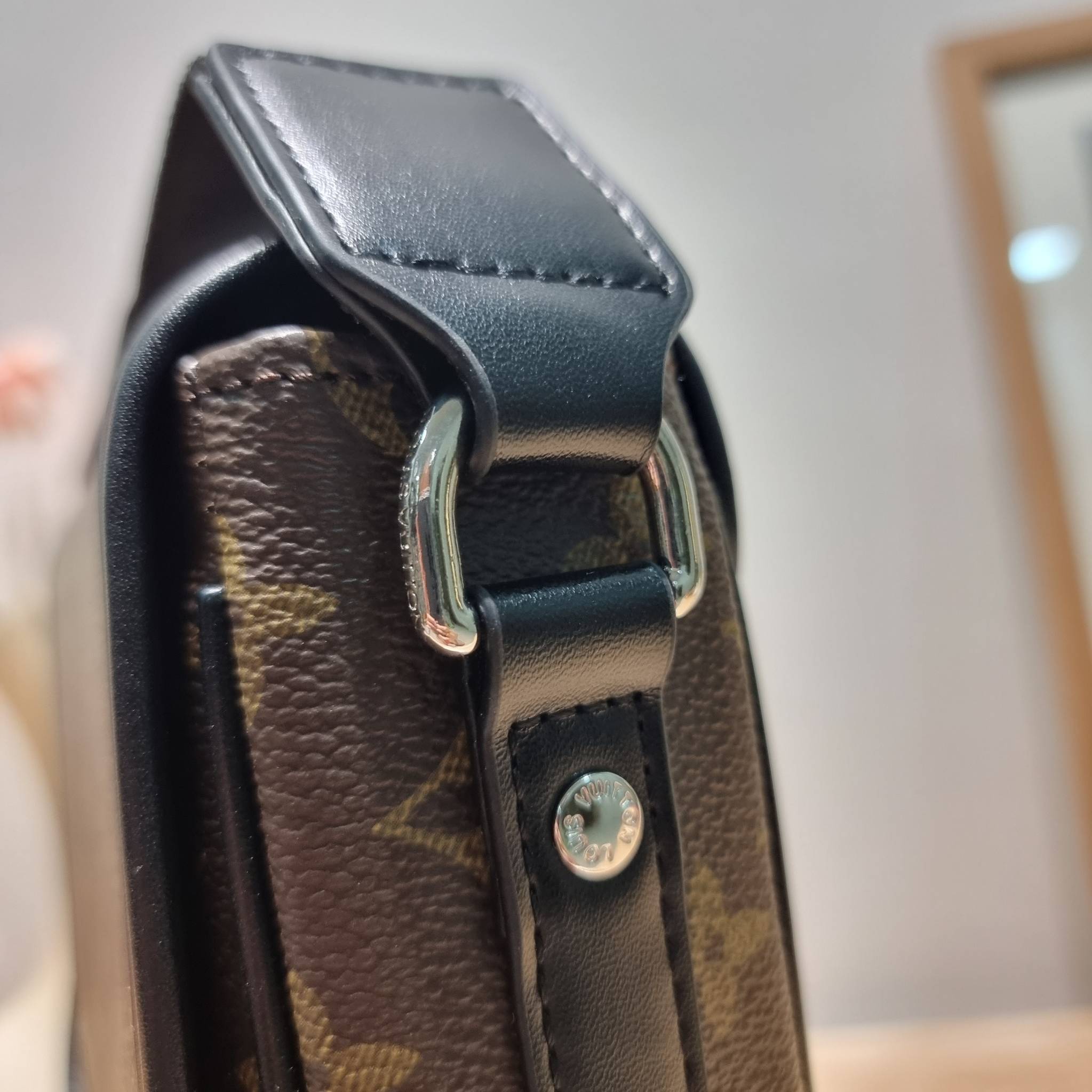 LV bass macassar monogram bag ของใหม่จัดให้หนุ่มๆ กับกระเป๋าสะพายทรงแมสเซ็นเจอร์ ไซส์กำลังดี เหมาะกับหนุ่มๆที่รักความคล่องตัว วัสดุหนังแคนวาสตัดสลับหนัง