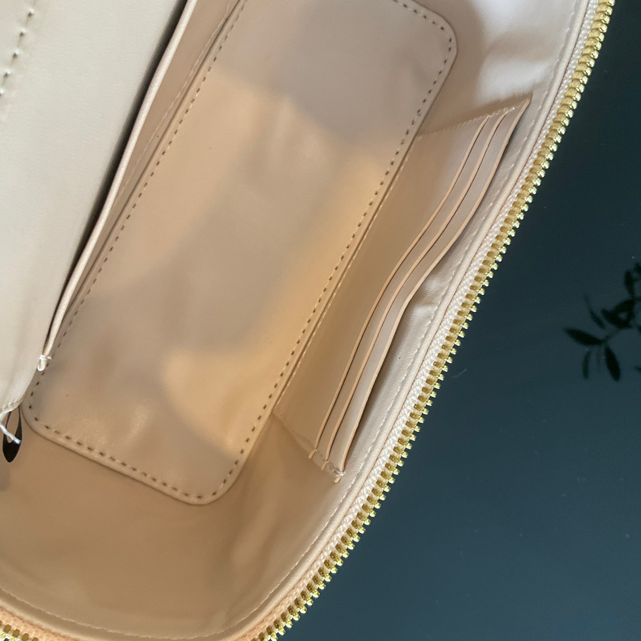 PRADA BOX BAG รุ่นใหม่จากแบรนด์ Prada กับทรง Mini Box ขนาดกำลังดี อยู่ทรงสวยมากกกก อะไหล่ทองทั้งใบ และยังมาพร้อมสายสะพาย