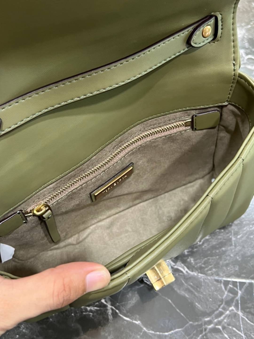 Tory Burch Our Kira shoulder bag with beveled turn-lock hardware พร้อมเสิร์ฟสีคลาสสิค กระเป๋าถือ/สะพาย ทรงสวย สะพายคล่องตัว ดีไซน์เส้นคมสวยหรู สัมผัสดีงาม นิ่มมือ เปิด-ปิดด้วยอะไหล่บิดล็อค ภายในเป็นช่องโล่ง สะพายไปไหนก็สะดวก แนะนำสวยก่อนใครได้ที่นี่ จัดไป