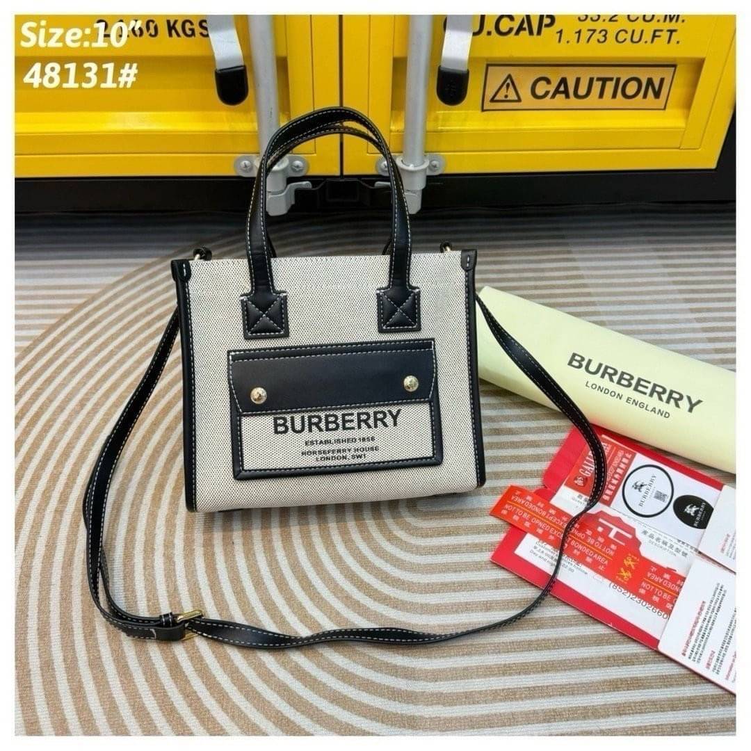 Burberry Freya Canvas Tote Bag Small กระเป๋าสะพายทรงโท้ทใบเล็กกะทัดรัดใช้งานง่าย ดีไซน์ทรงเหลี่ยมสวยอยู่ทรง ด้านหน้ามีช่องใส่ของ ภายในโล่งกว้างจุ หูจับหนังถนัดมือ